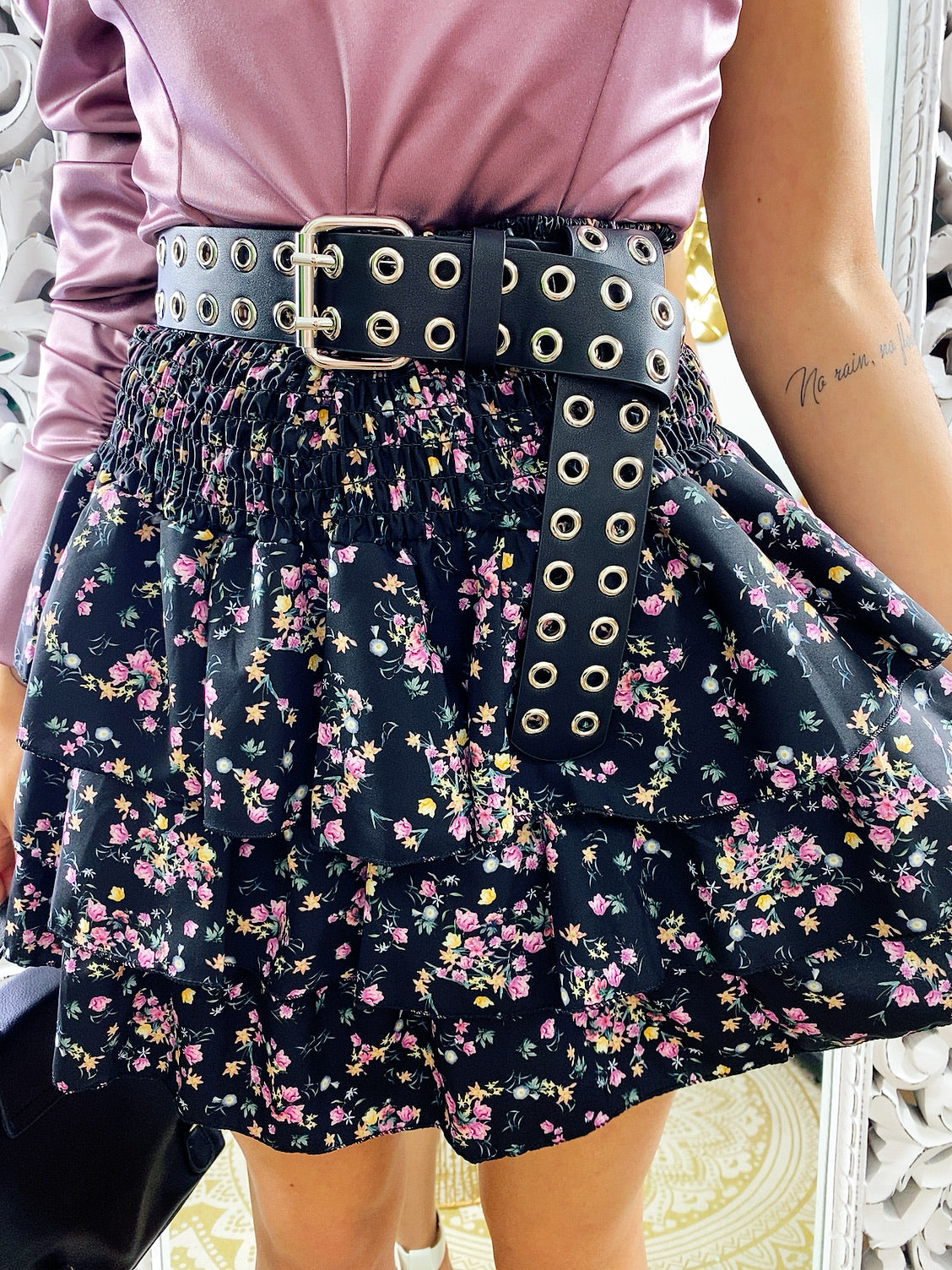 Gonna a balze fiori base nera