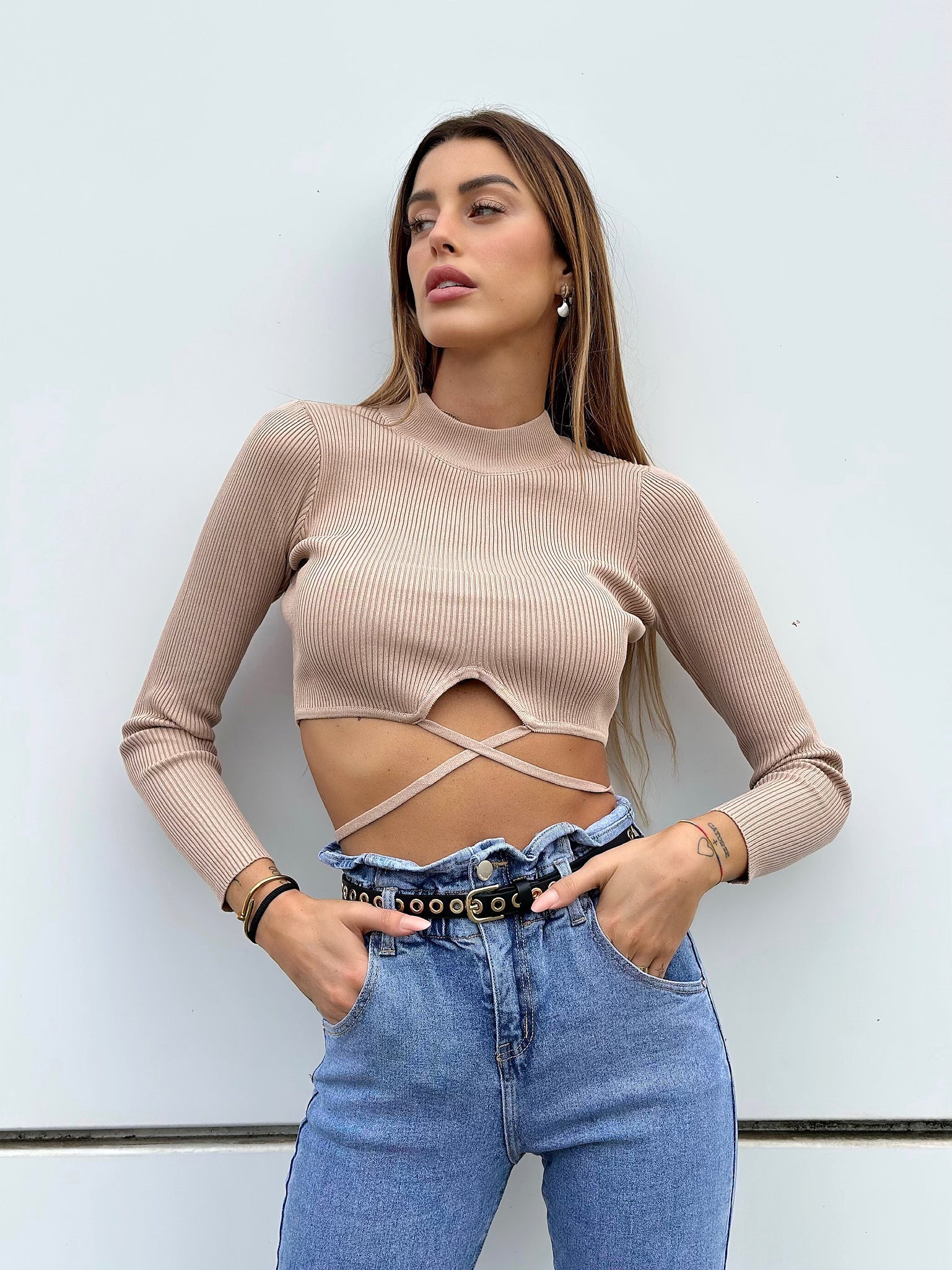 Top nude a costine con lacci