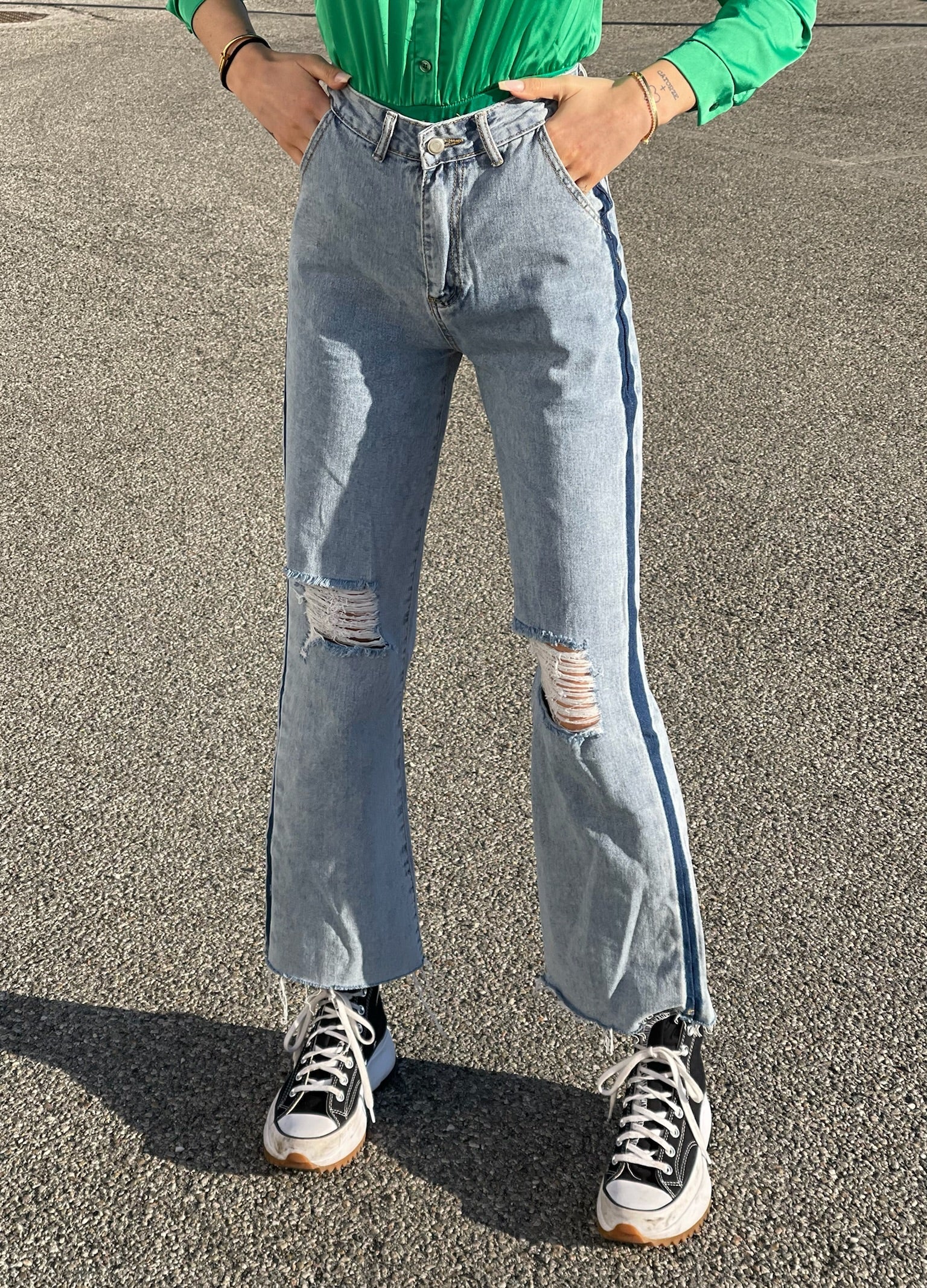Jeans wide leg con strappi e dettaglio