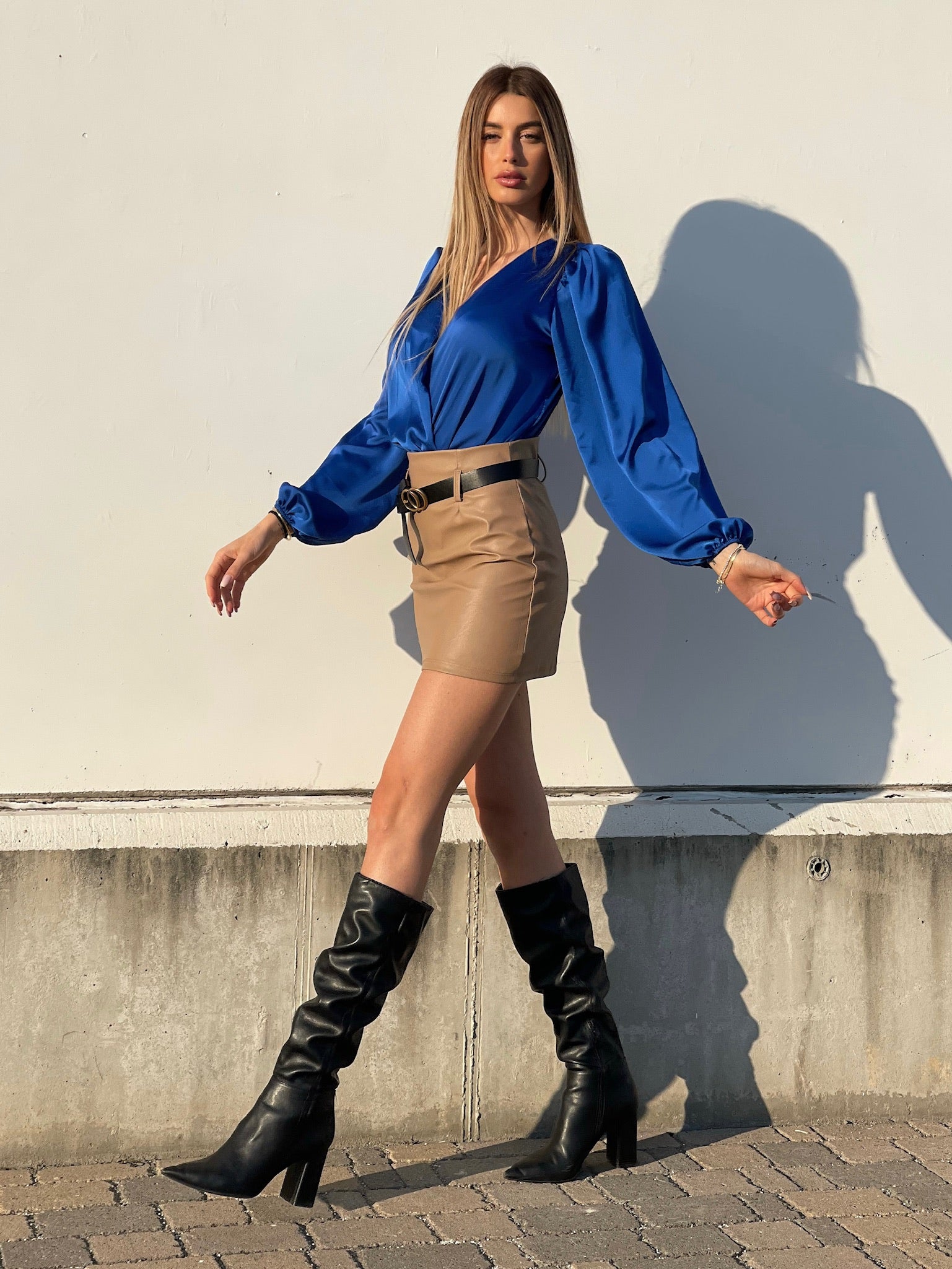 Body in raso scollo a V blu elettrico