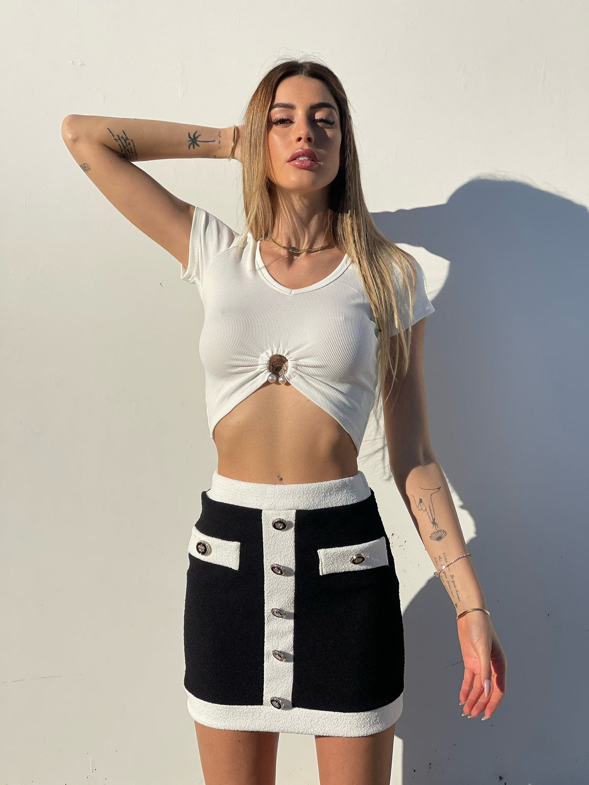 Top a manica corta con cerchio bianco