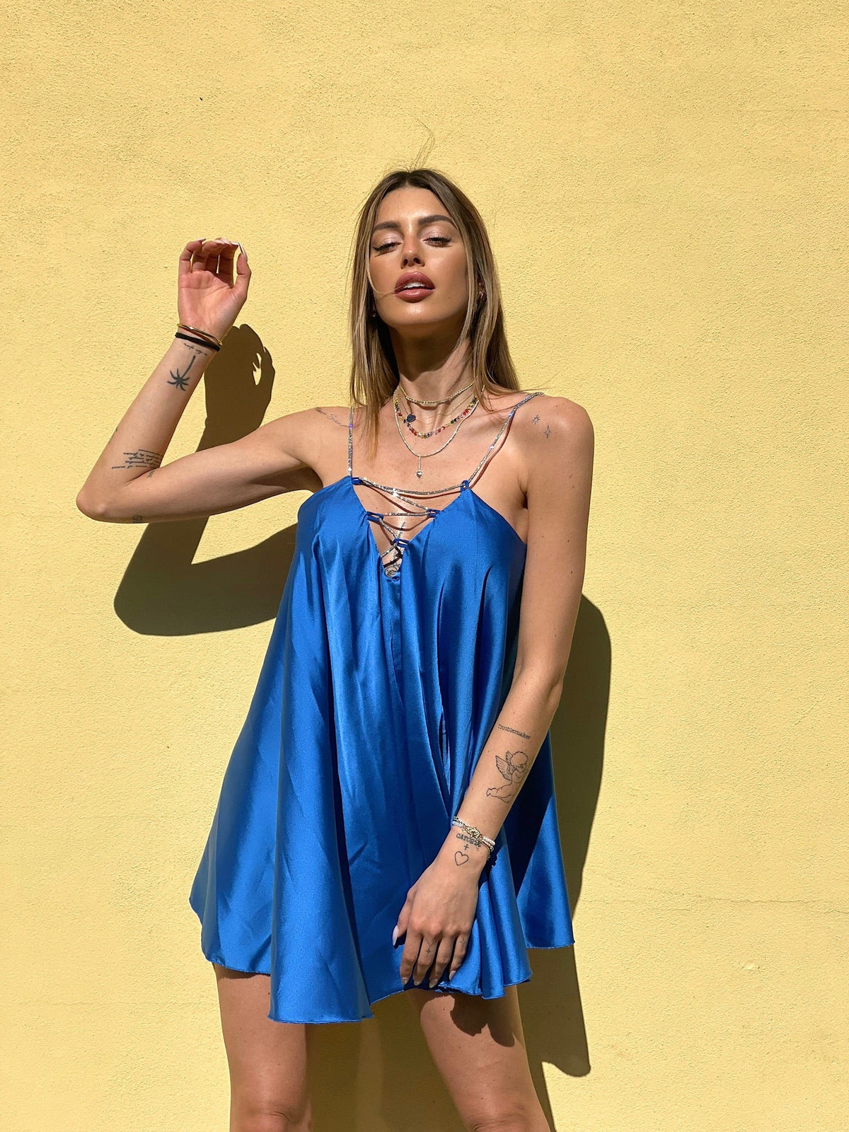 Abito in raso blu elettrico con punto luce