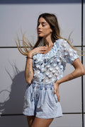 Camicia celeste a manica corta con fiori