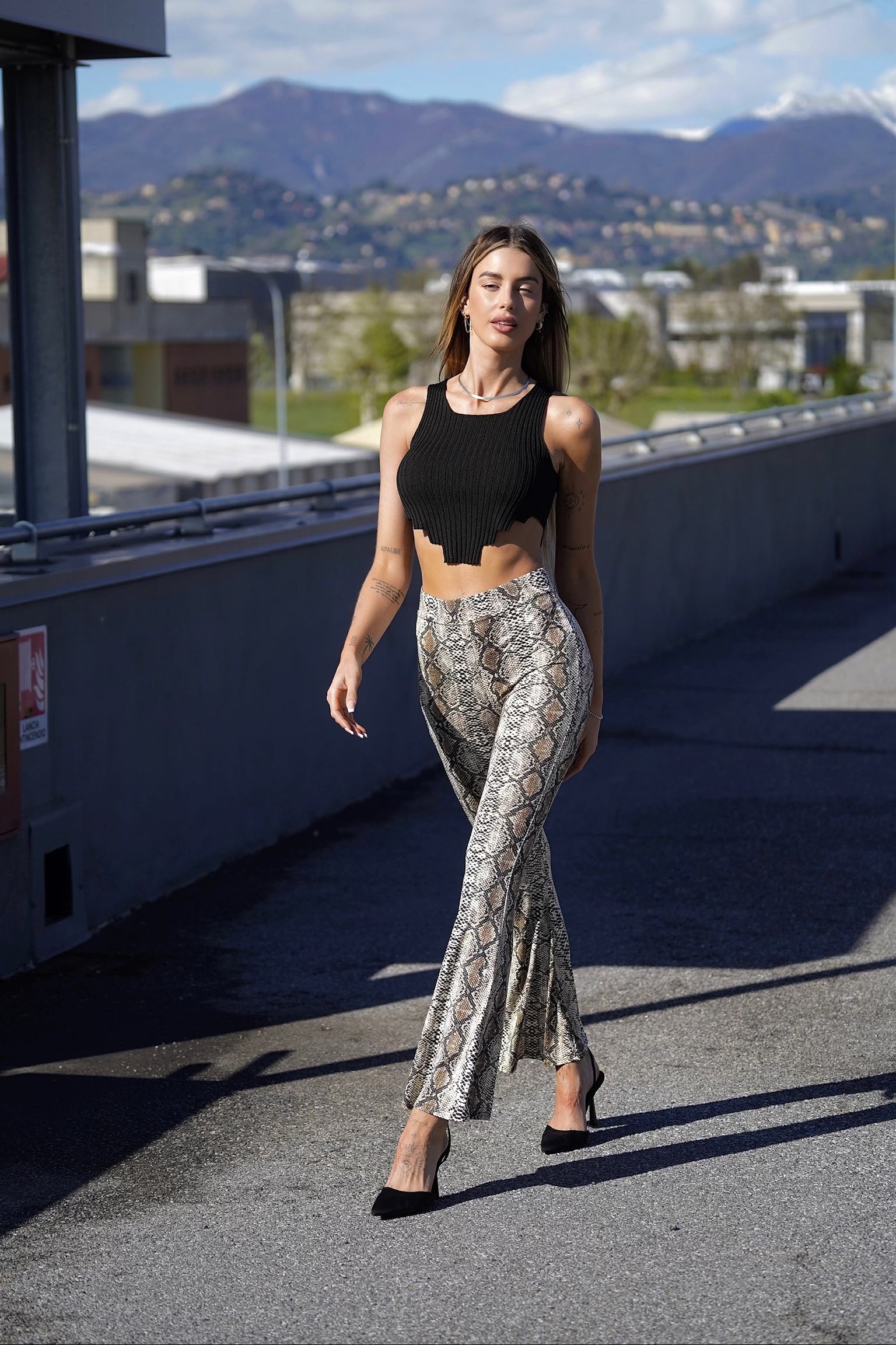 Top crop nero zigzag