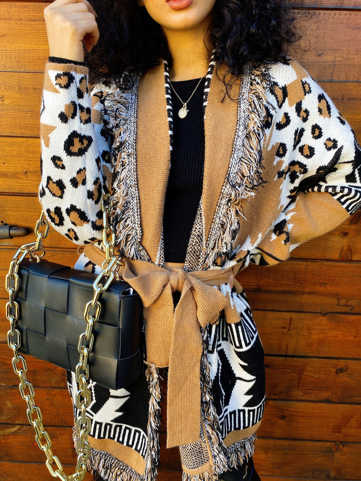 Cardigan camel con frange e cinta