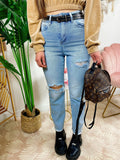 Jeans con strappi e cintura compresa