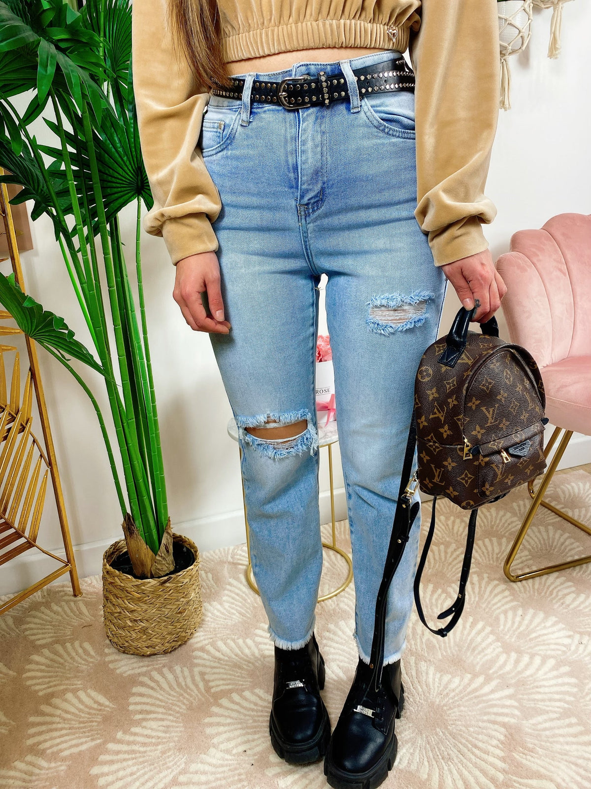 Jeans con strappi e cintura compresa