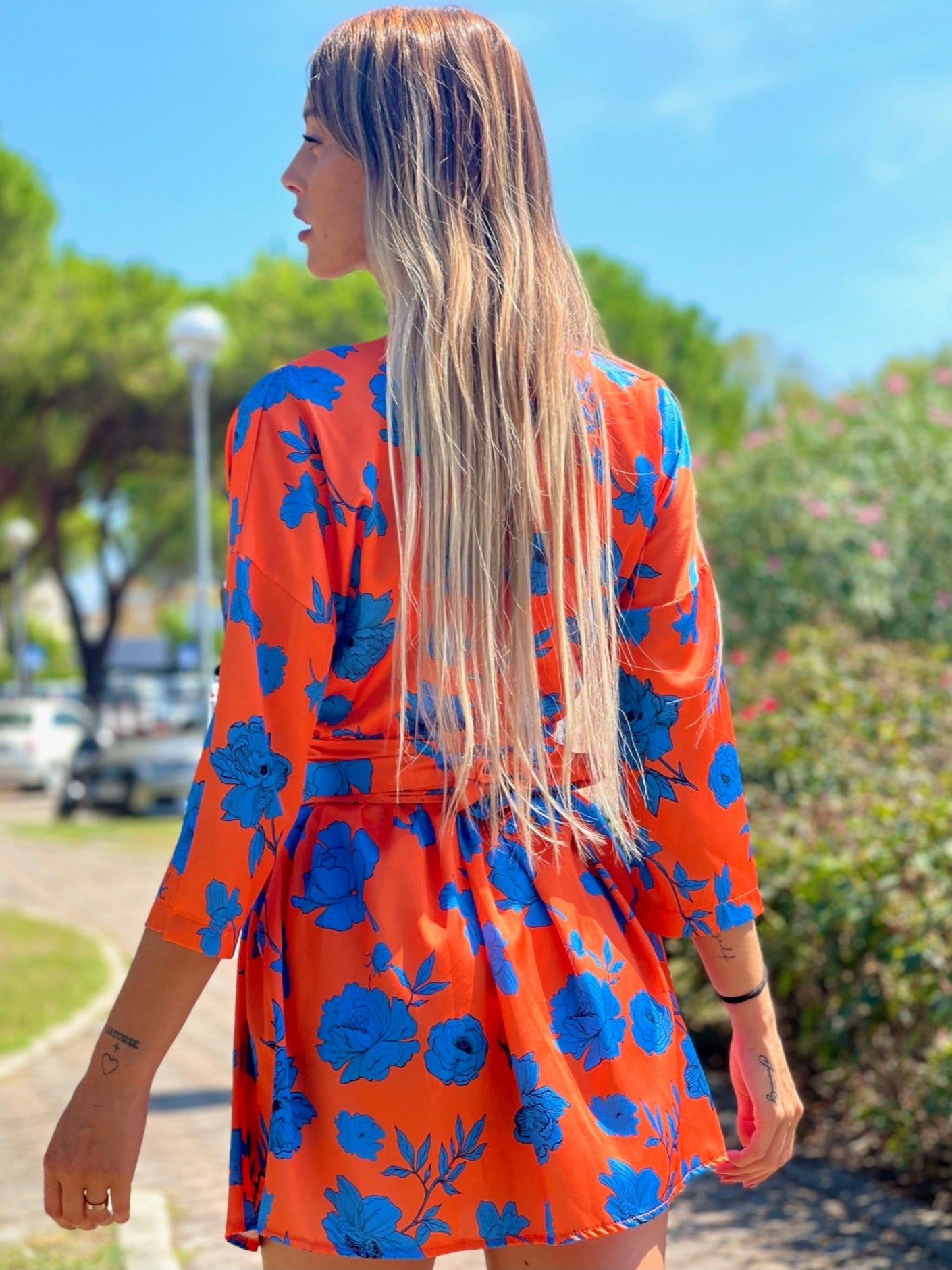 Abito arancio fiori azzurri