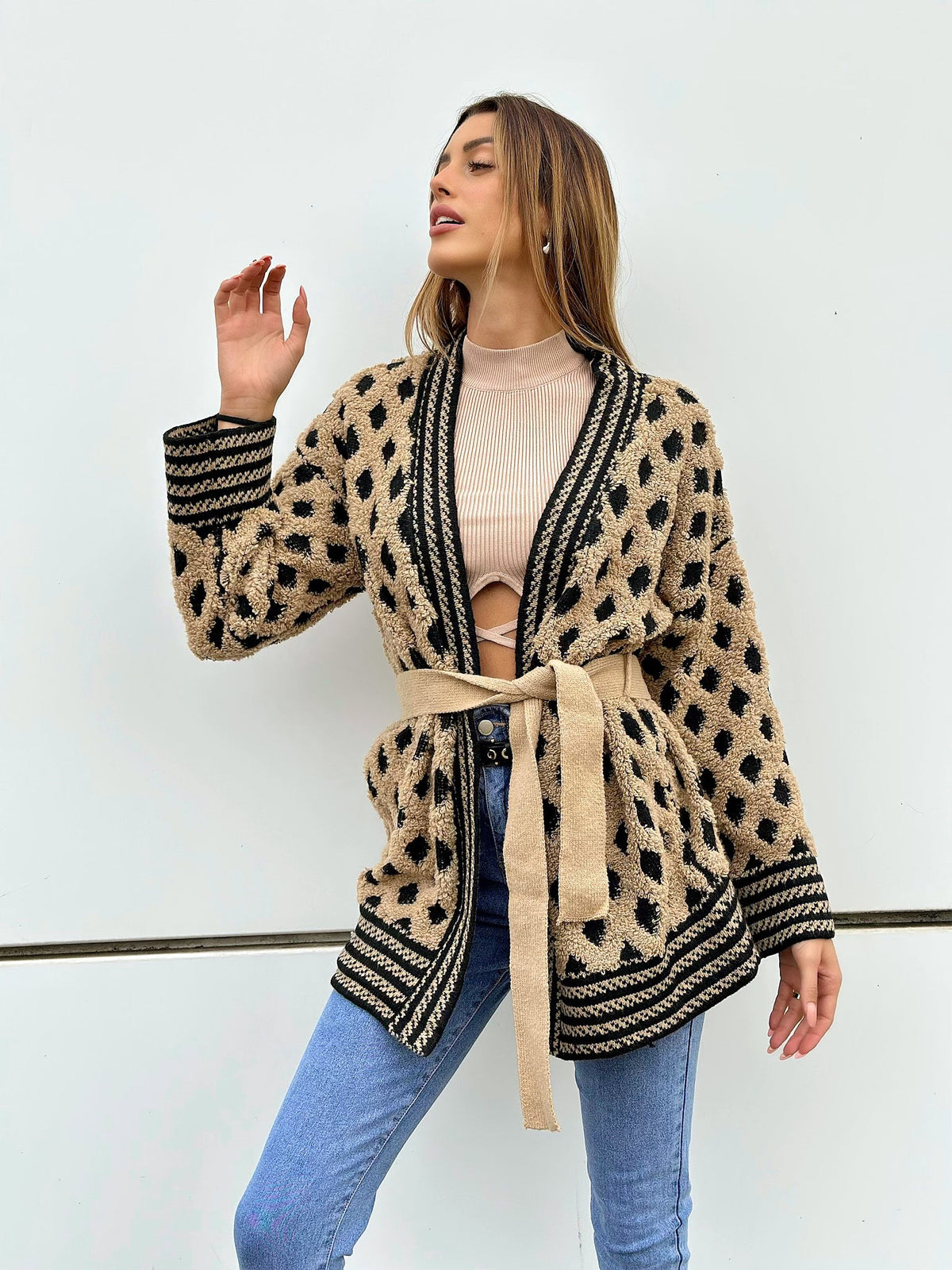 Cardigan con frange a rombi nude