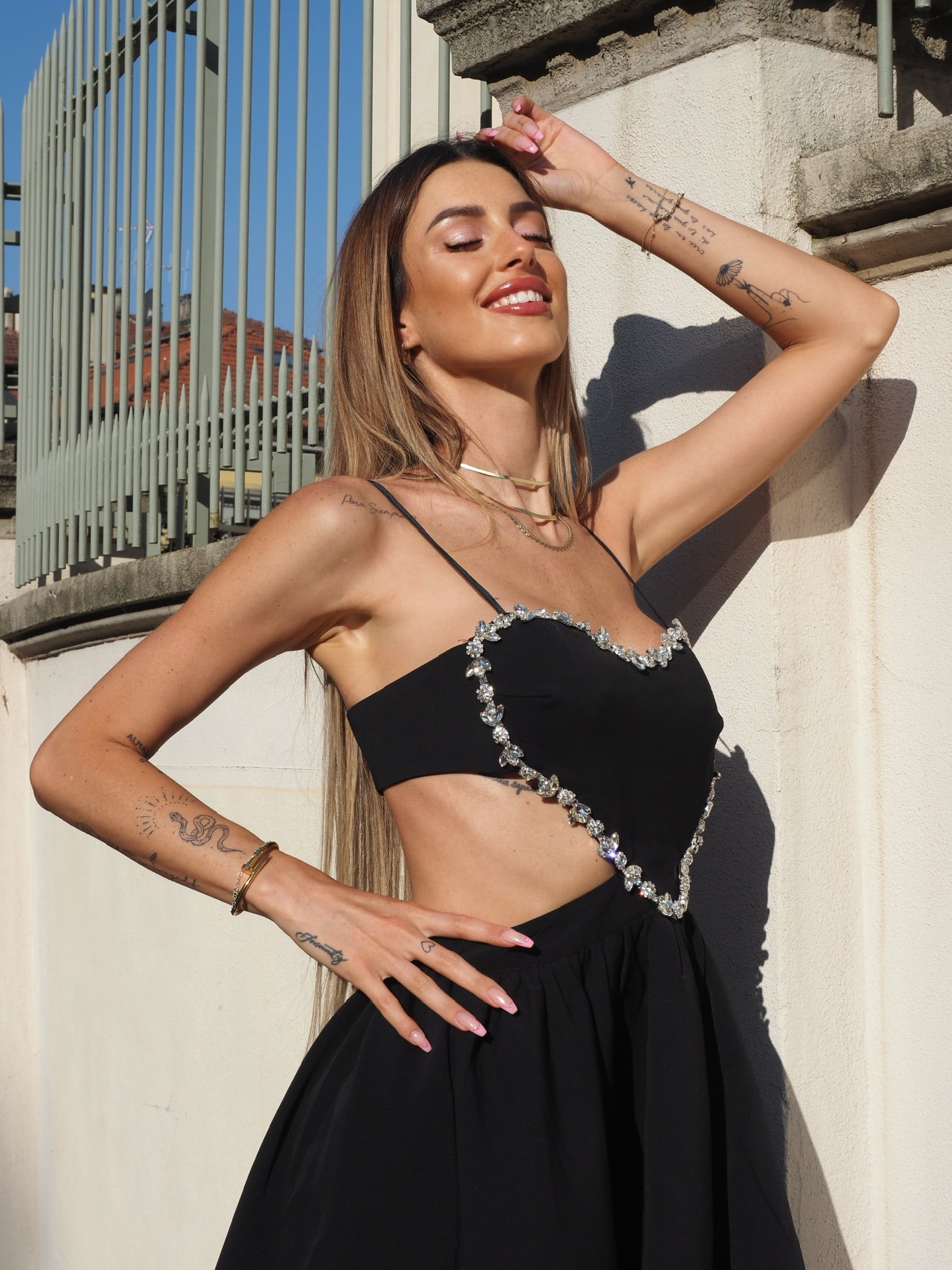 Abito nero con cuore e strass