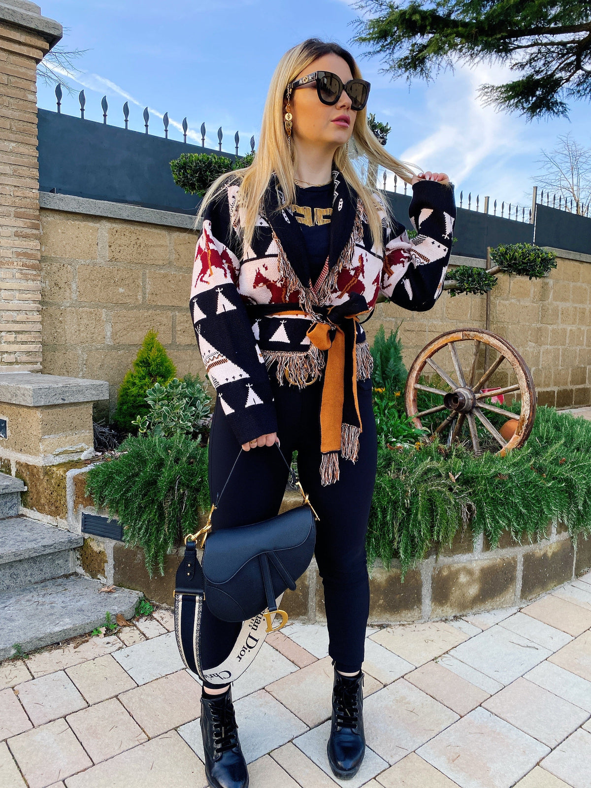 Cardigan corto frange e cinta con cavallo nero