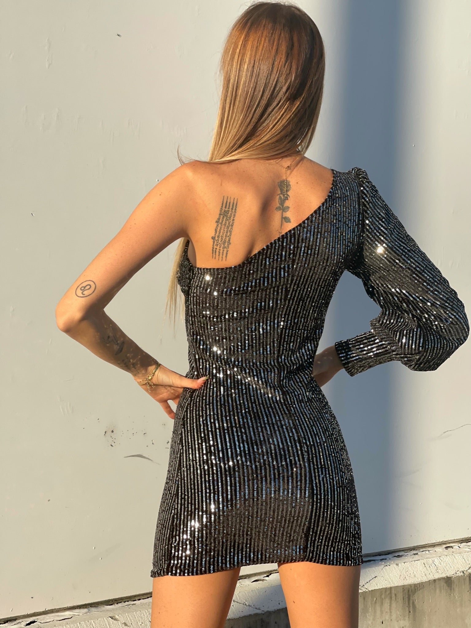 Abito con paillettes monospalla nero