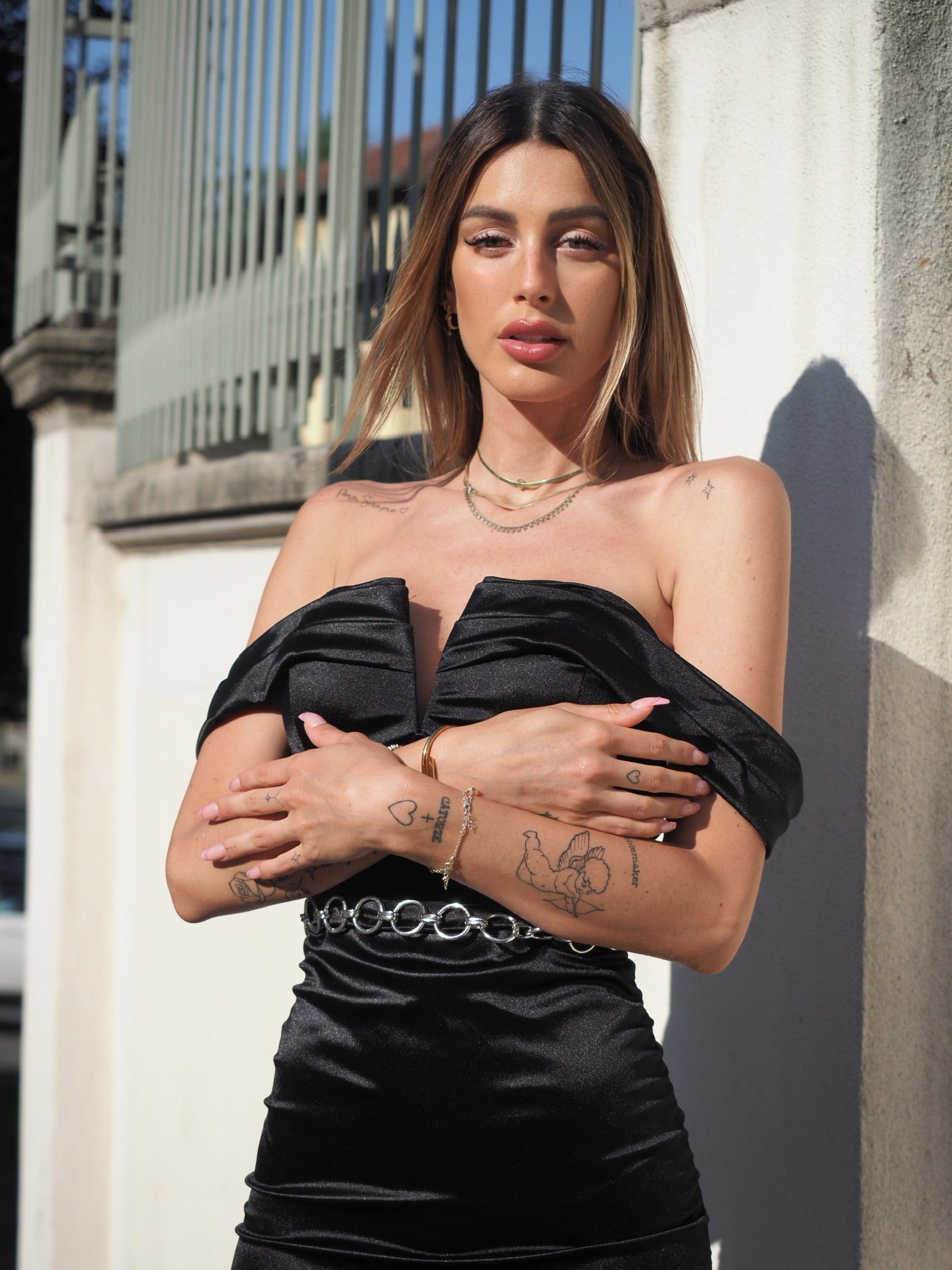 Abito in raso nero scollo a barca
