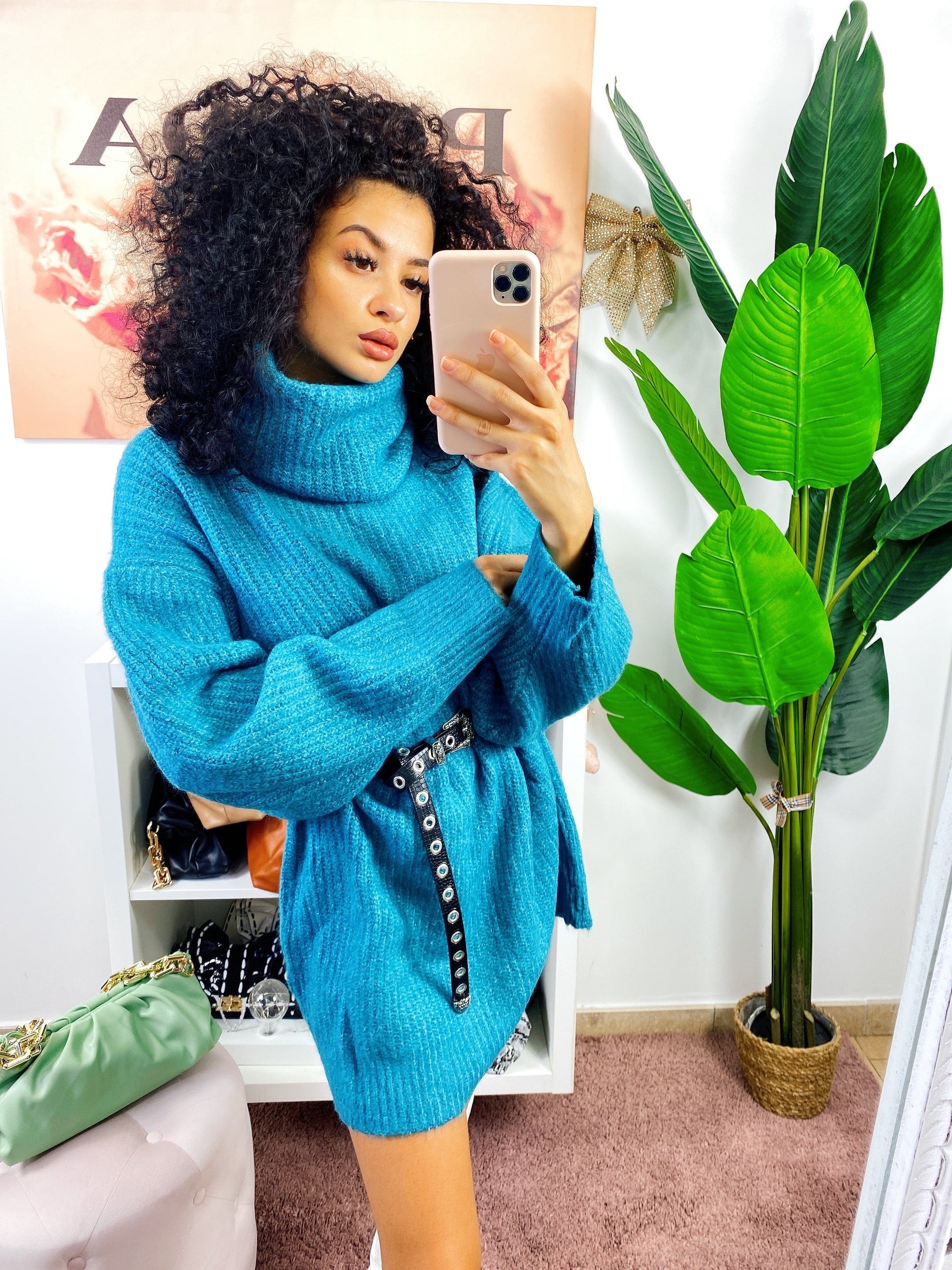 Maxi Maglione over Leyla