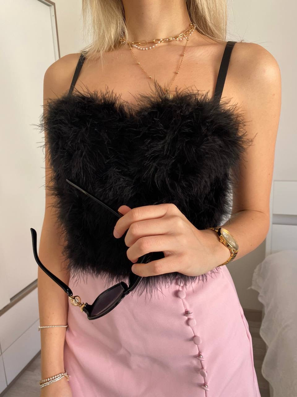 Top nero con piume