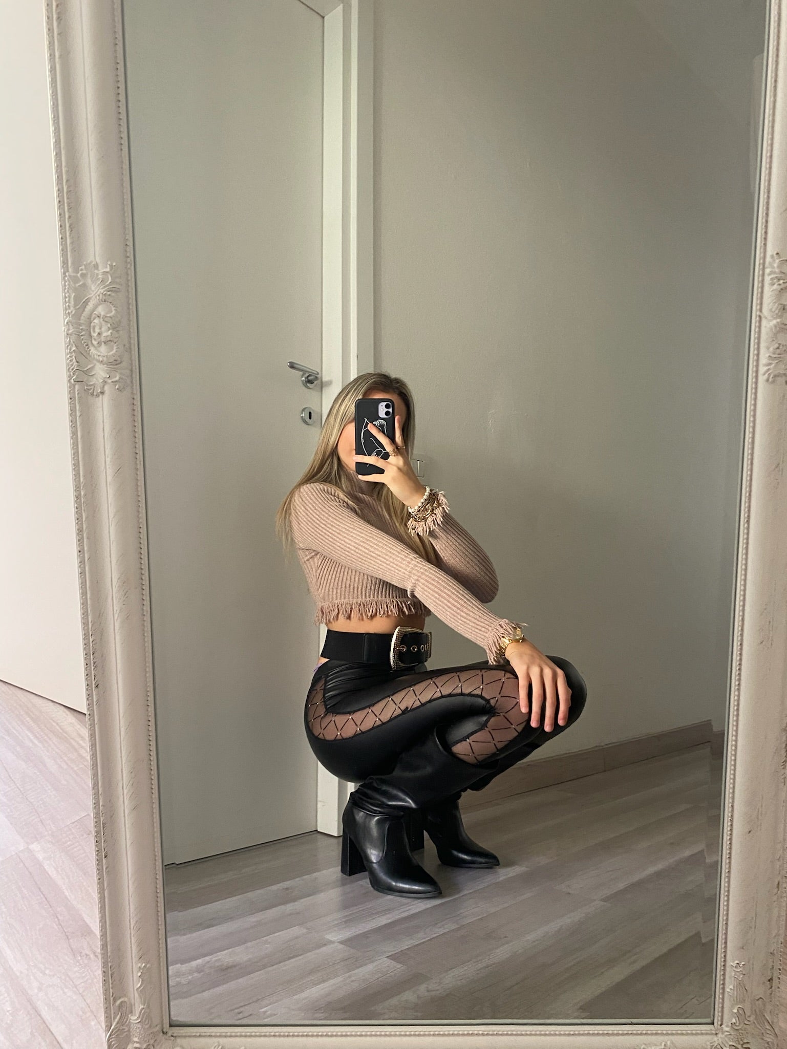 Pantalone in ecopelle con trasparenze
