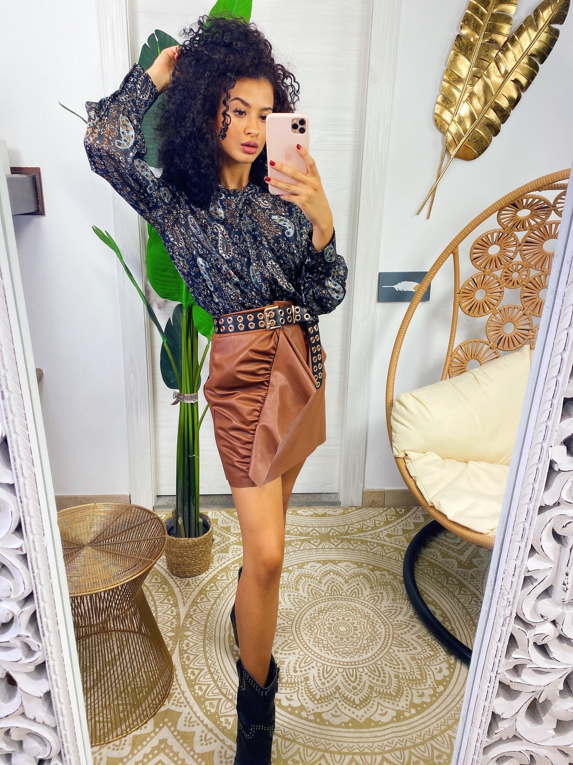 Blusa con ricami nera