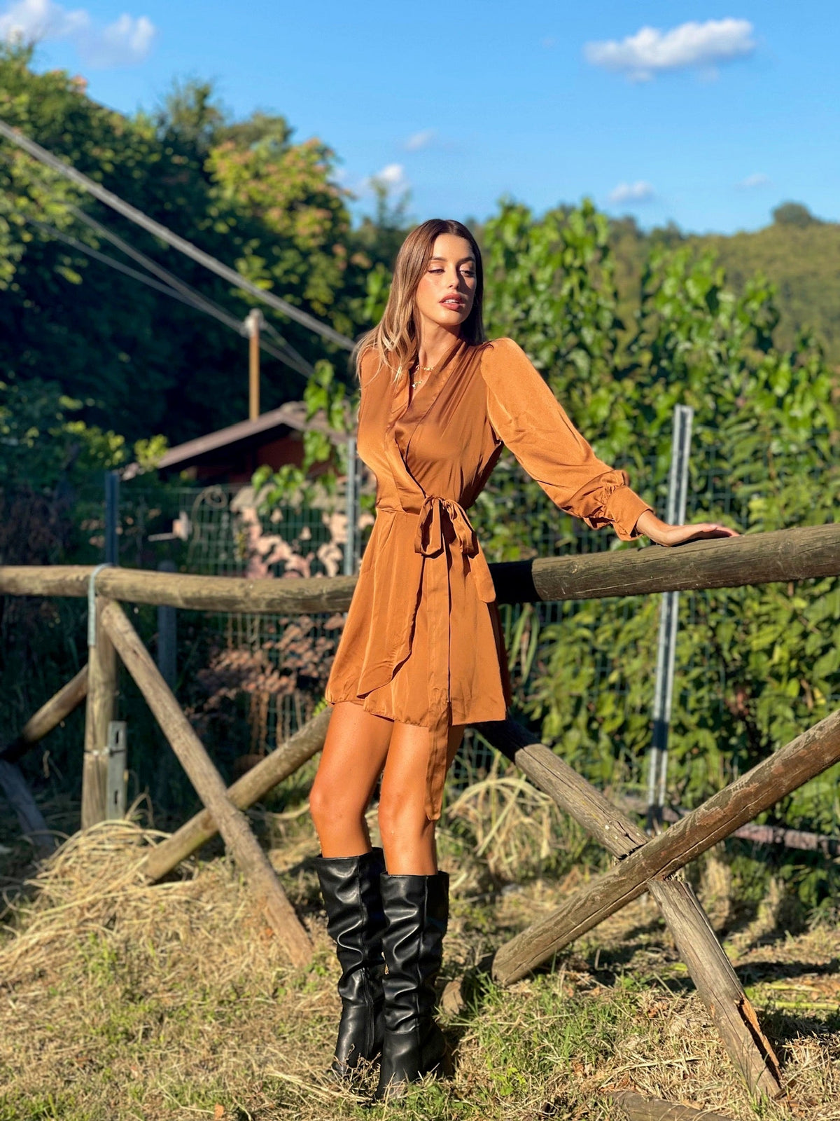 Abito in raso camel