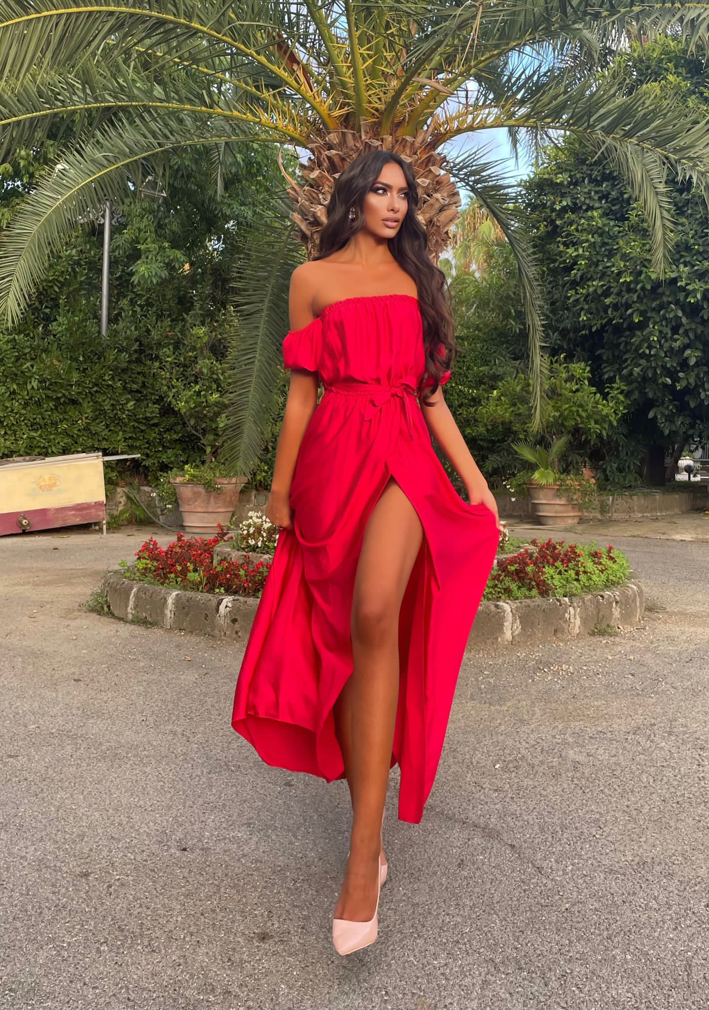 Abito in raso lungo con scollo a barchetta Rosso