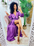 Abito in raso con maxi spacco e cintura purple