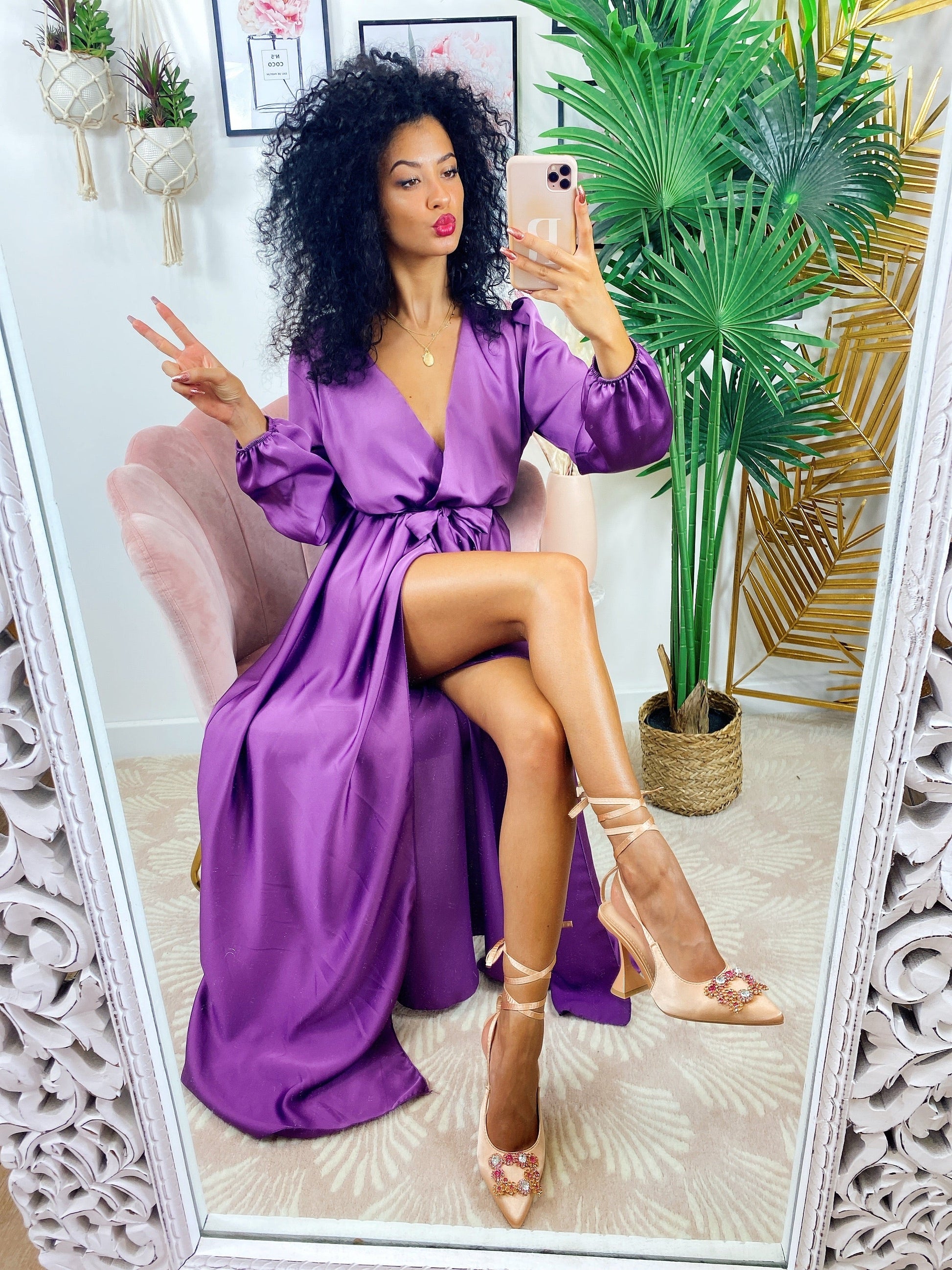 Abito in raso con maxi spacco e cintura purple