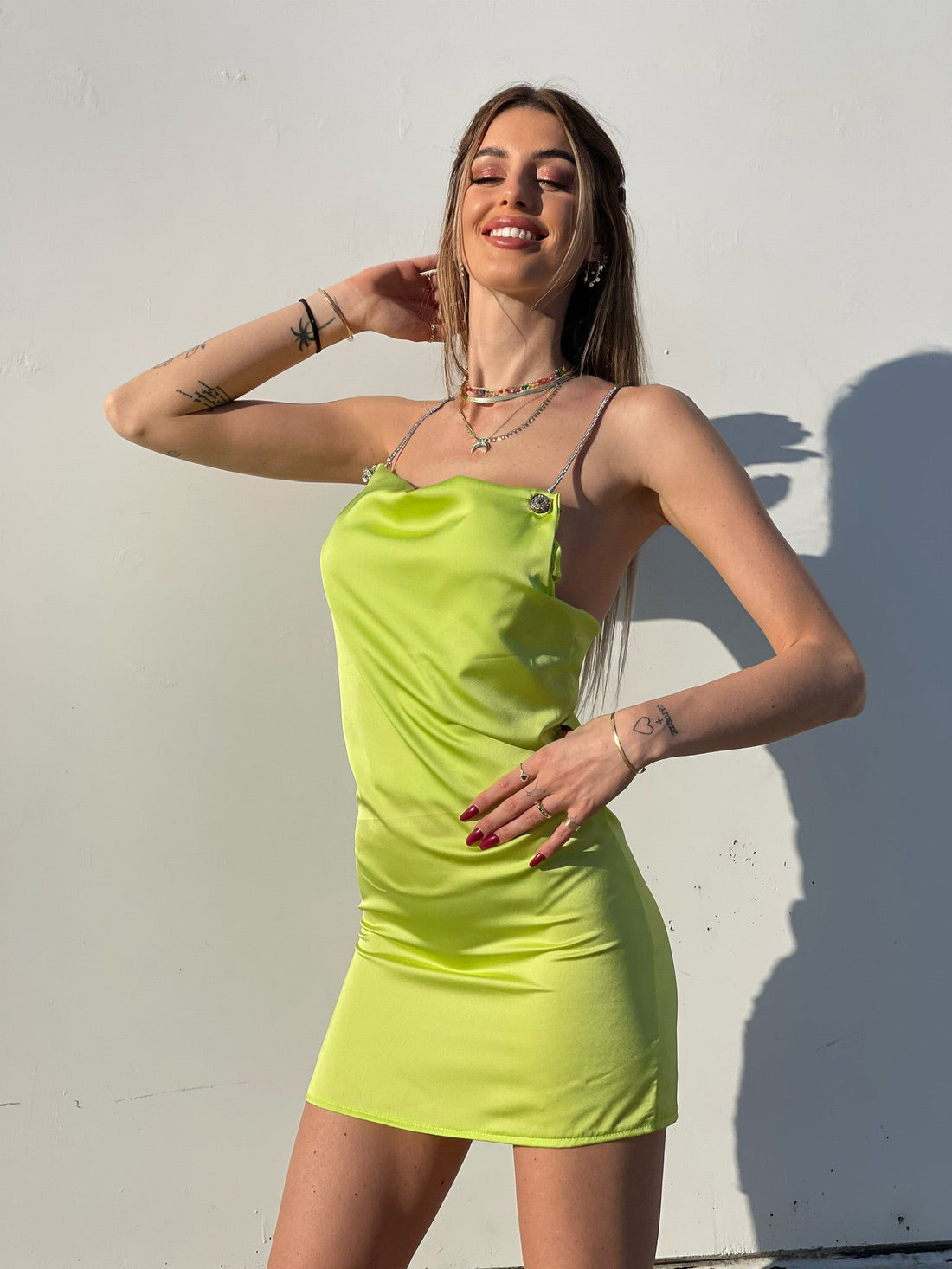 Abito in raso lime con dettaglio luce