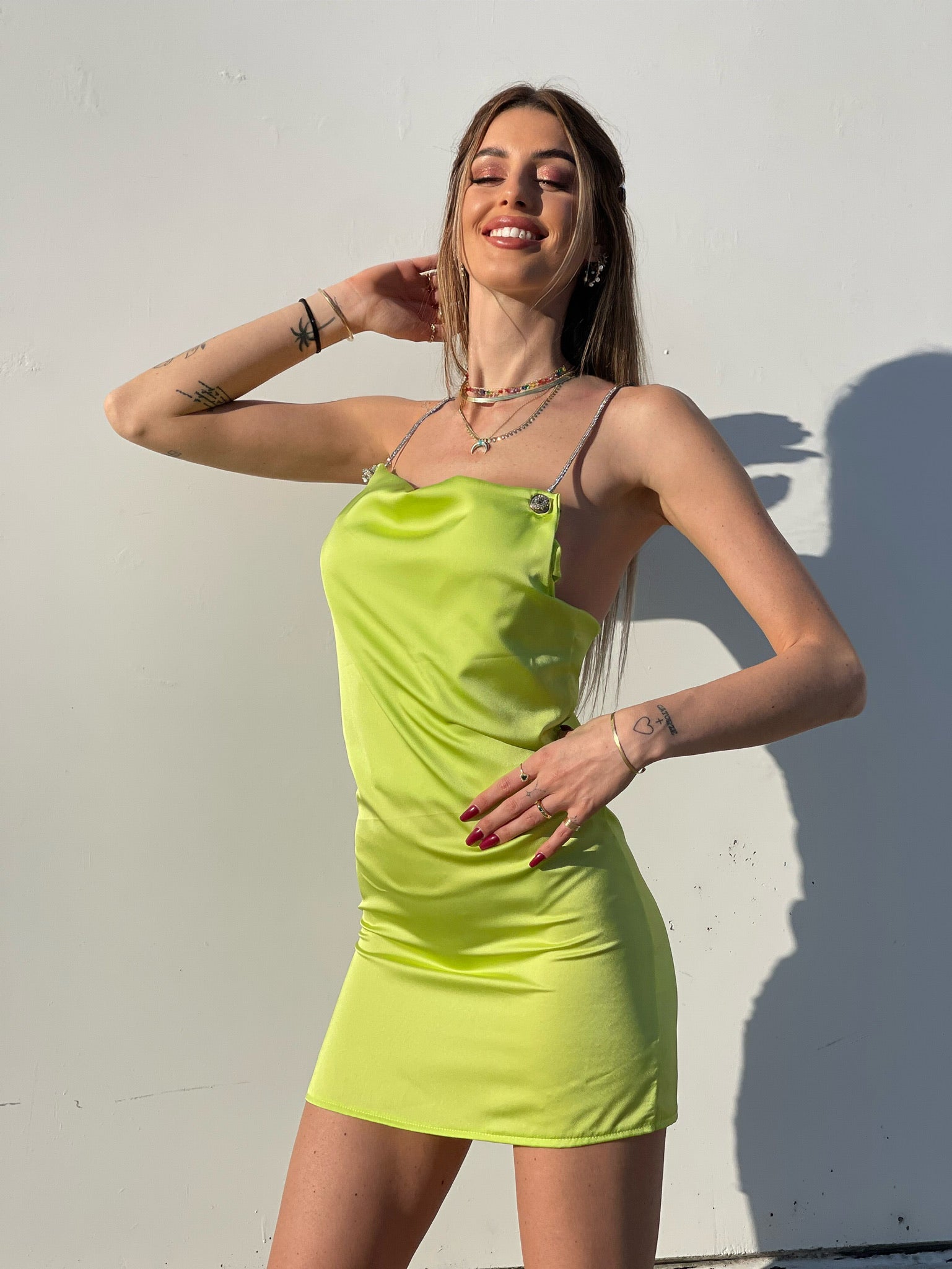 Abito in raso lime con dettaglio luce