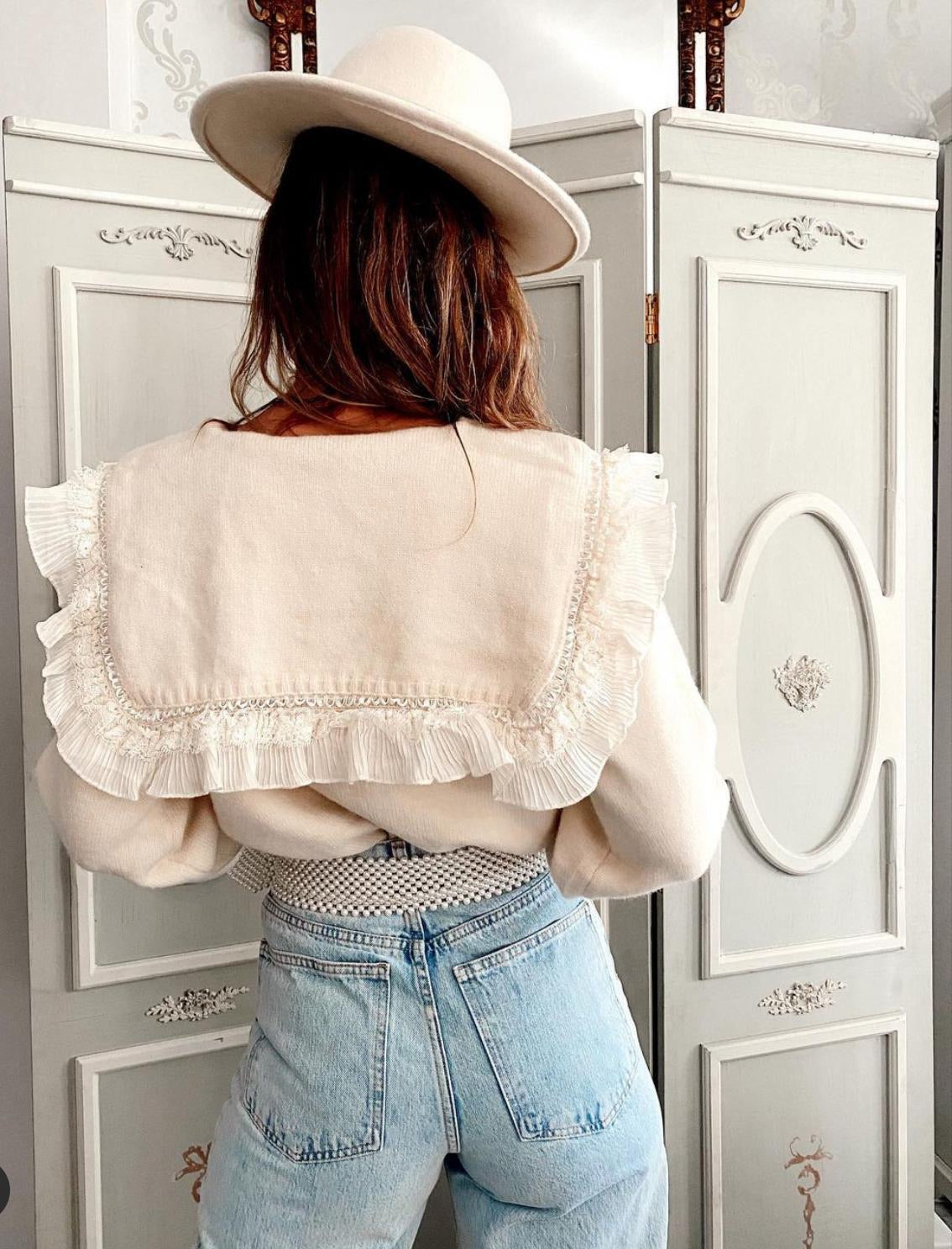 Maglione con pizzo e bottoni gioiello