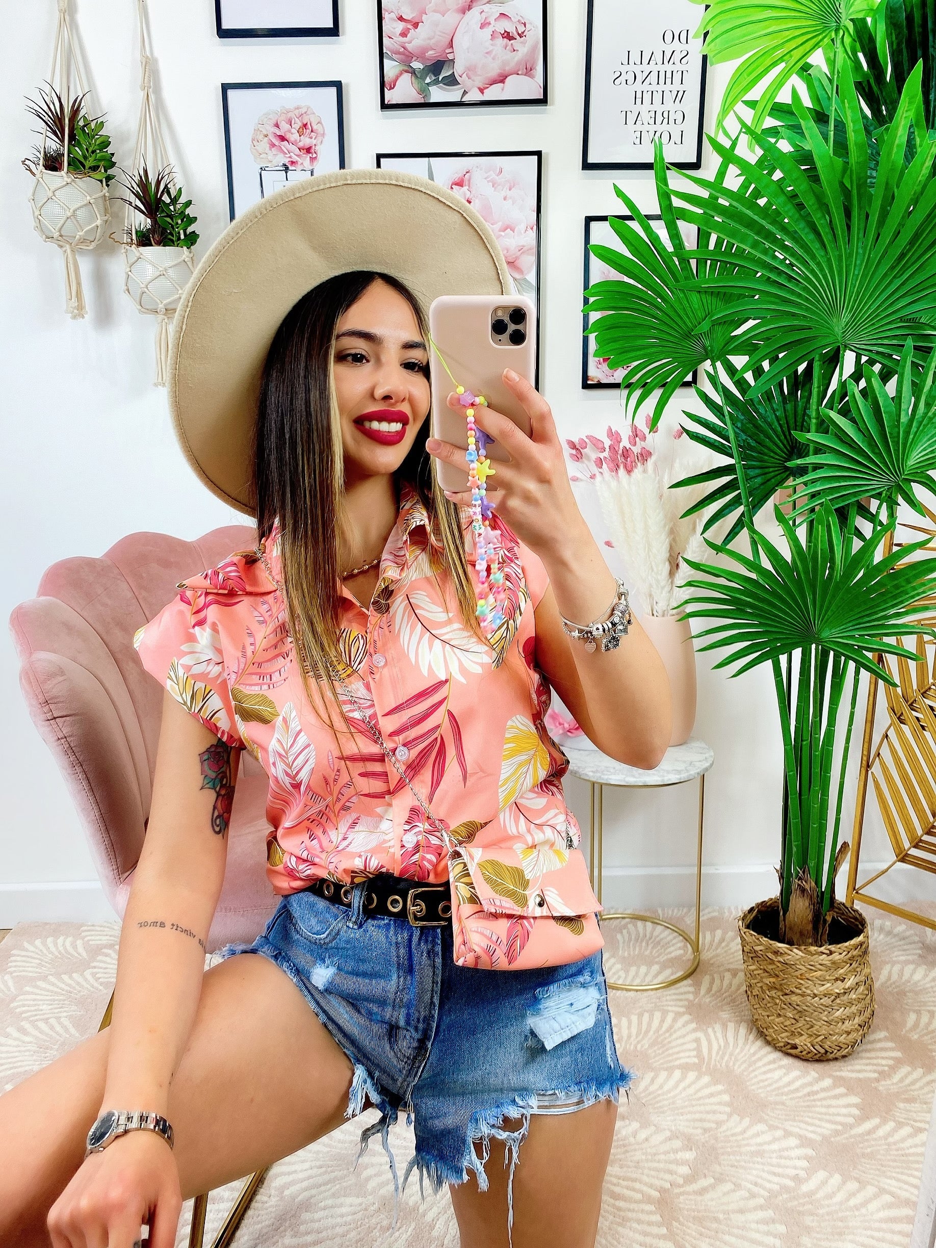 Camicia smanicata floreale con borsetta base Rosa