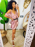 Abito in raso rosa con rouches