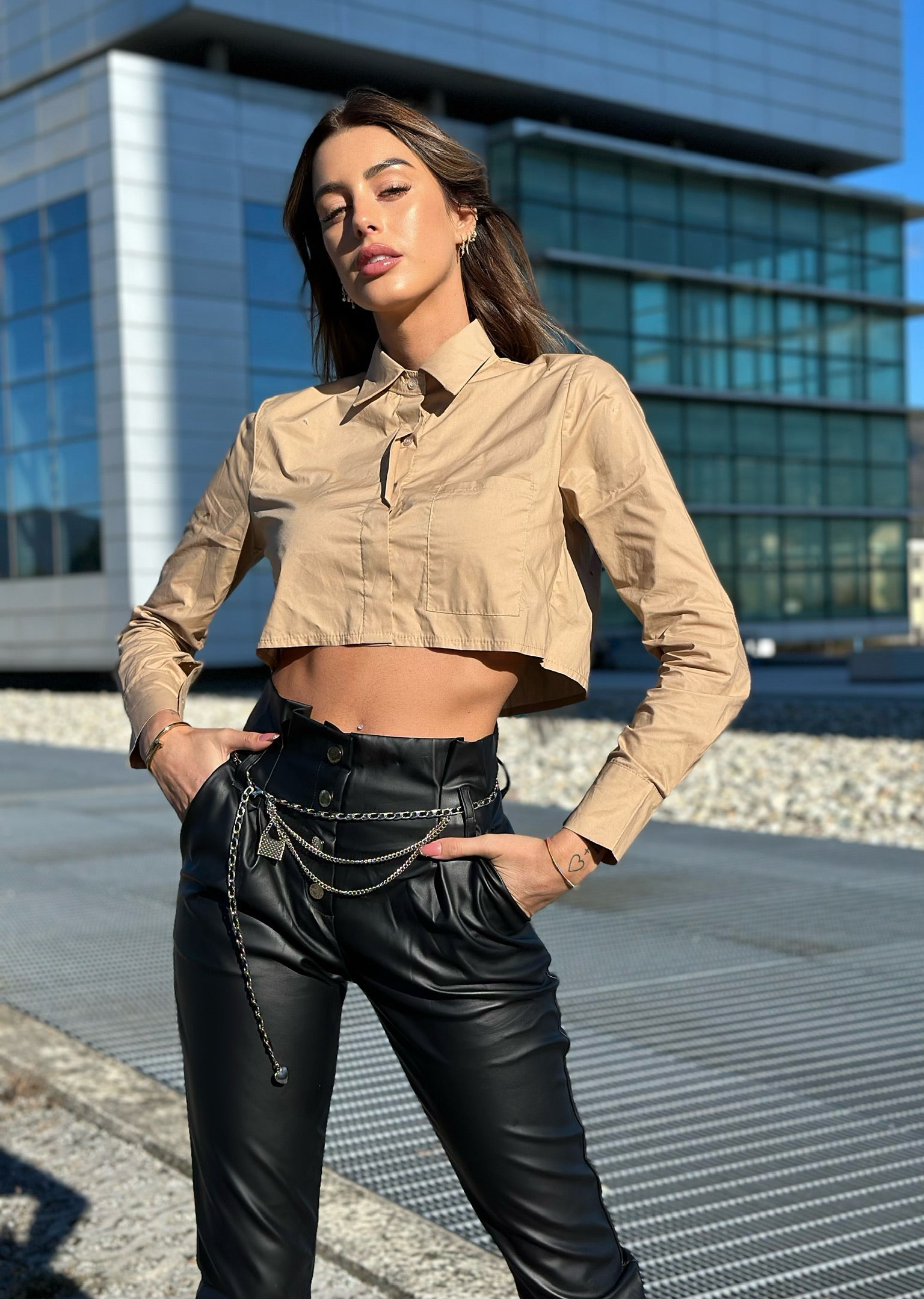 Camicia crop beige con taschino