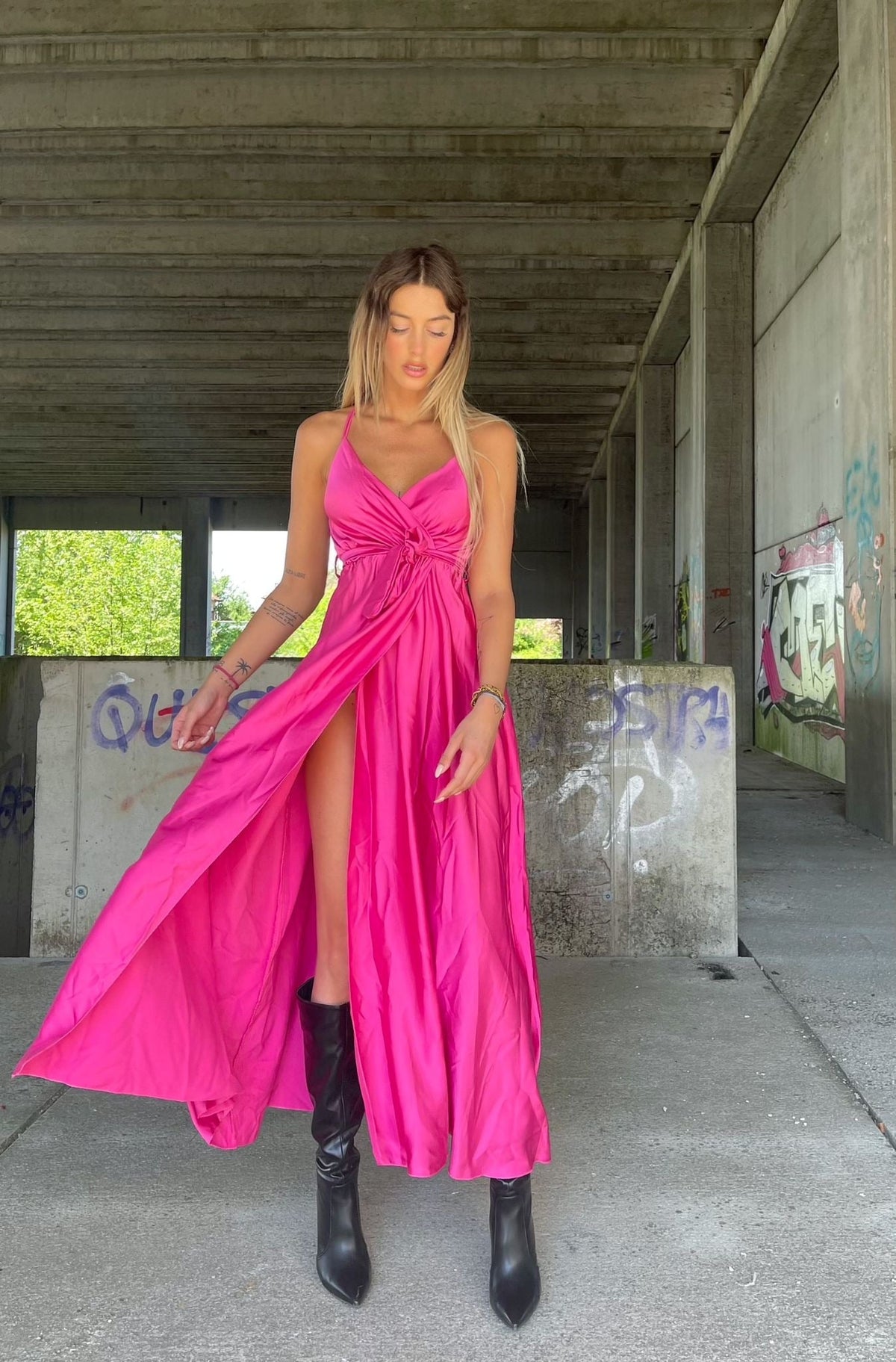Abito in raso con maxi spacco peonia