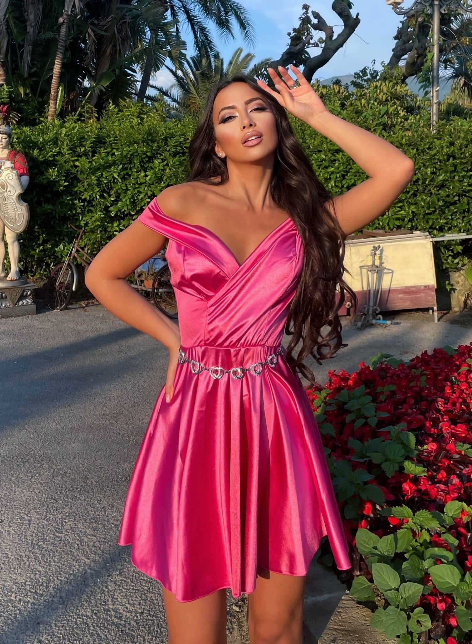 Abito corto in raso rosa fluo