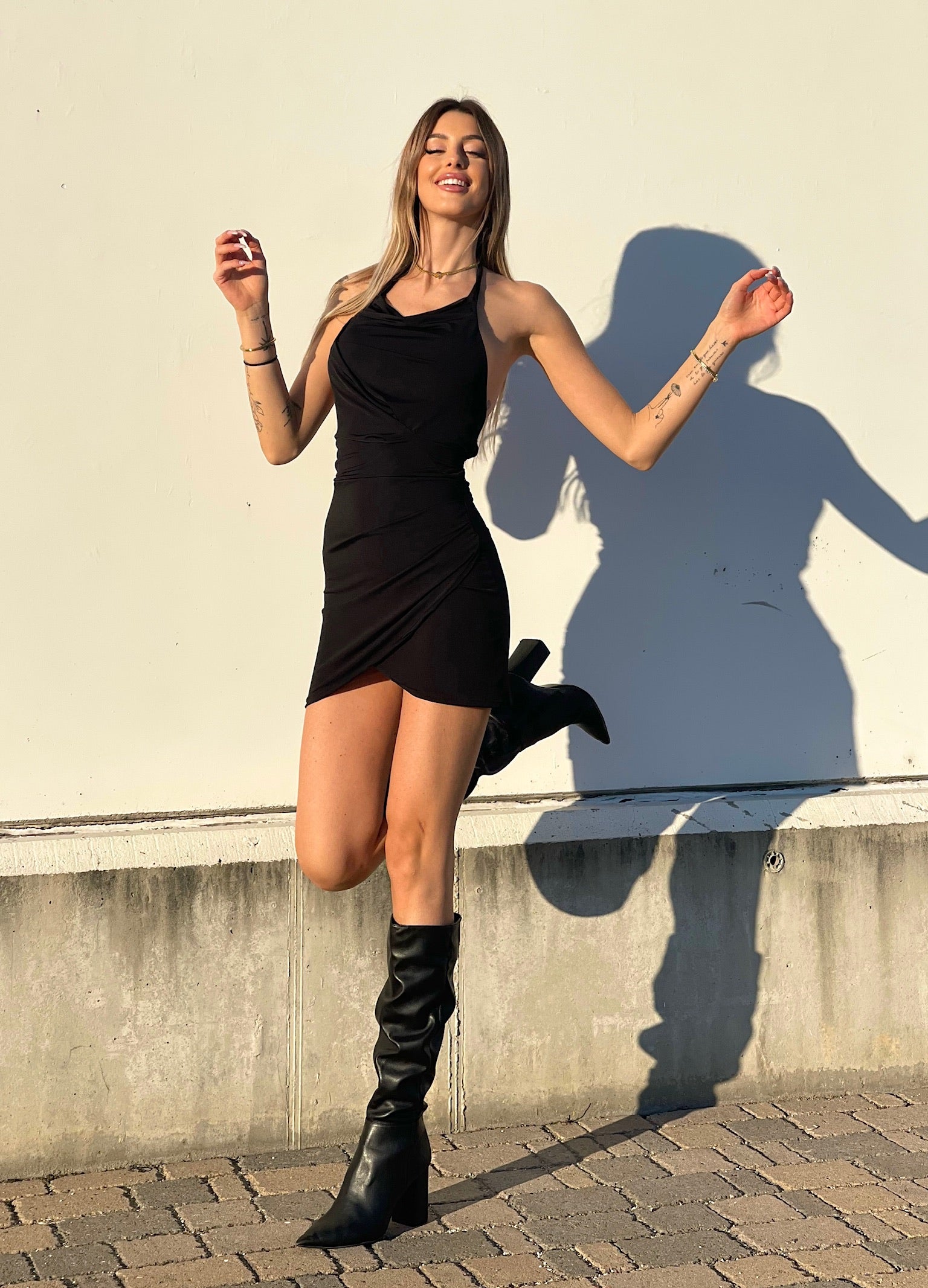 Abito nero con incrocio sulla schiena