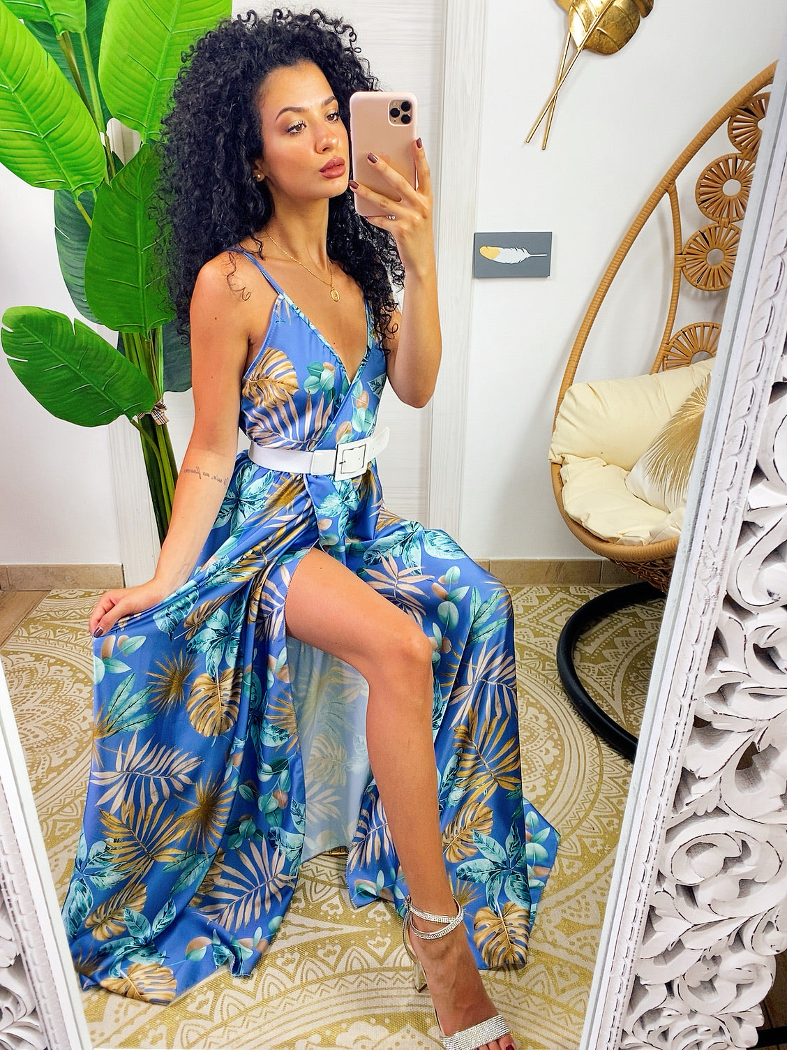 Abito in raso floreale con maxi spacco celeste