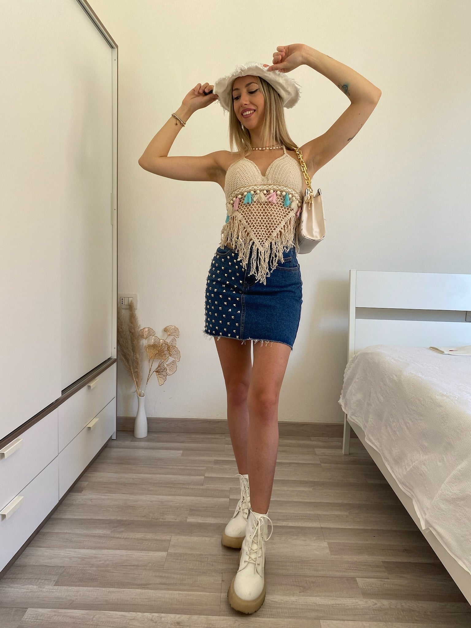 Top crochet beige con frange