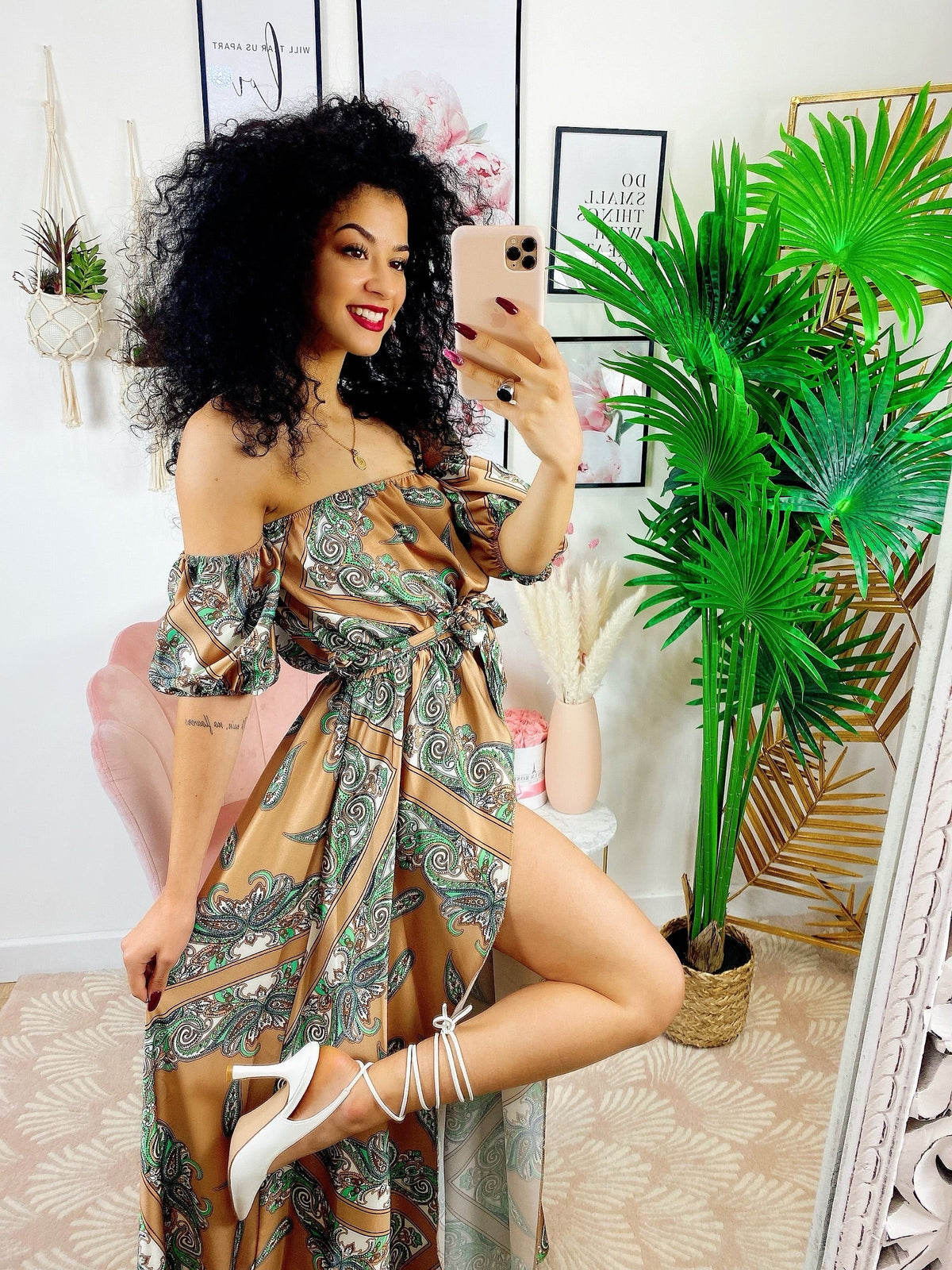 Abito in raso con maxi spacco a fantasia nude