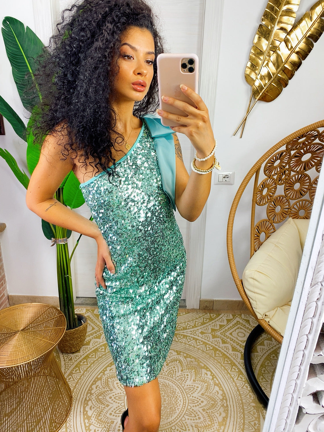 Abito con paillettes verde acqua monospalla con fiocco
