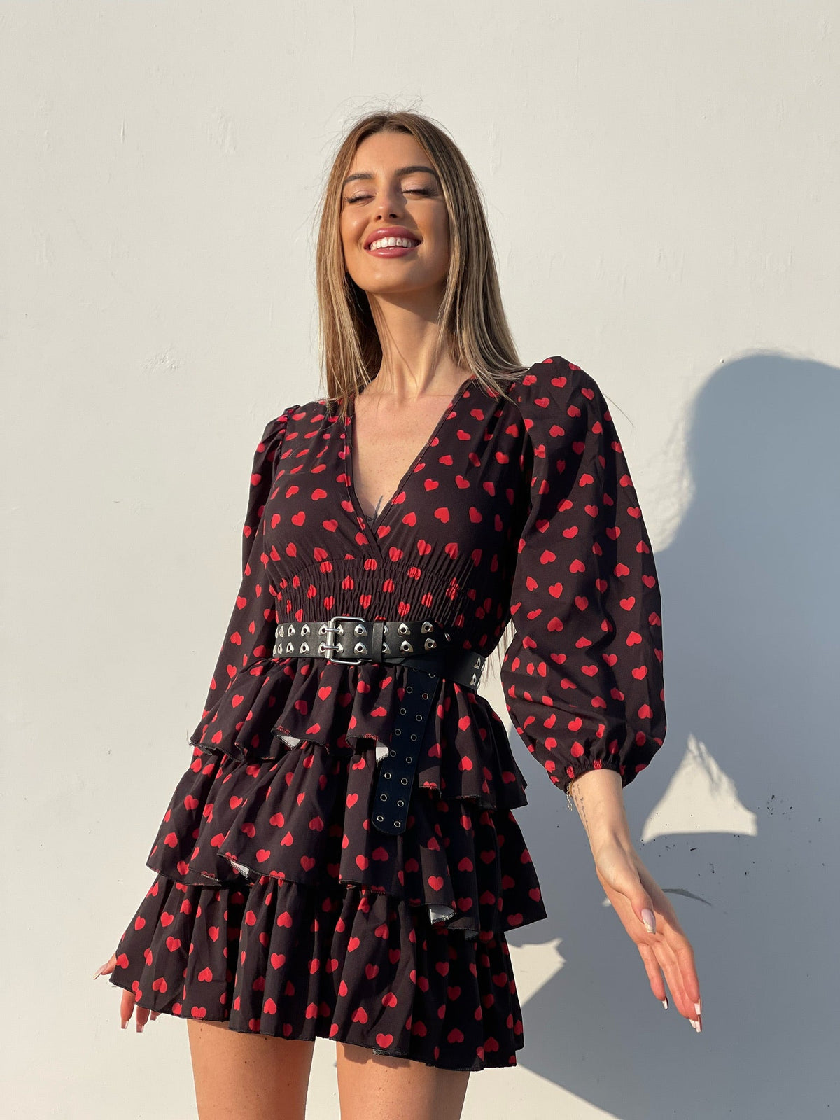 Abito nero a balze con cuori rossi