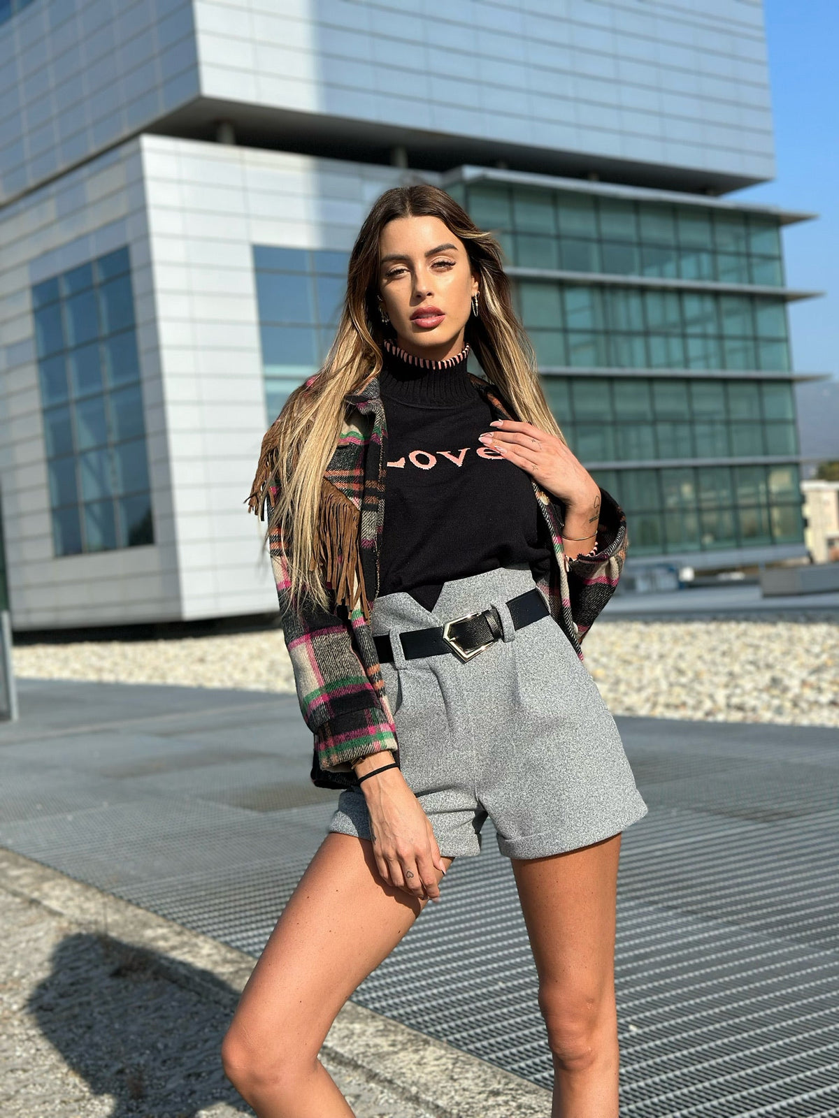Giacca con frange nero dettaglio Fuxia