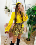 Camicia gialla con bottoni gold e borsetta