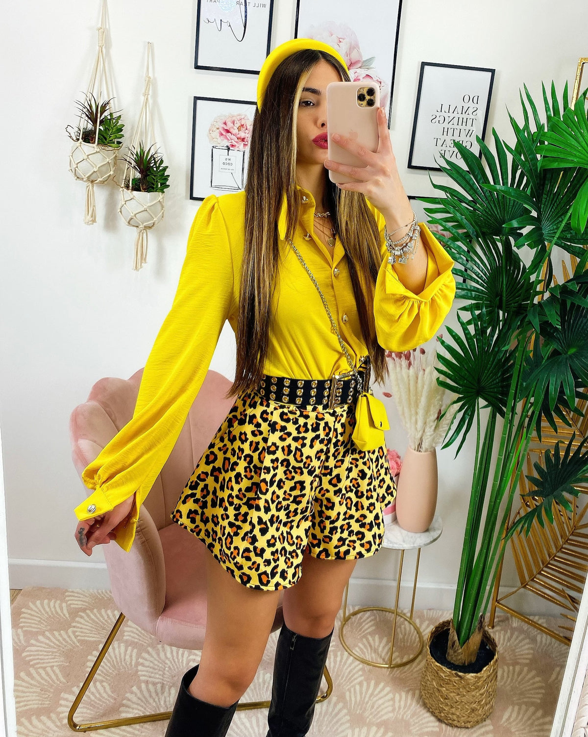 Camicia gialla con bottoni gold e borsetta