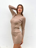 Abito beige con bottoncini oro