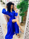 Abito in raso con maxi spacco manica lunga blu