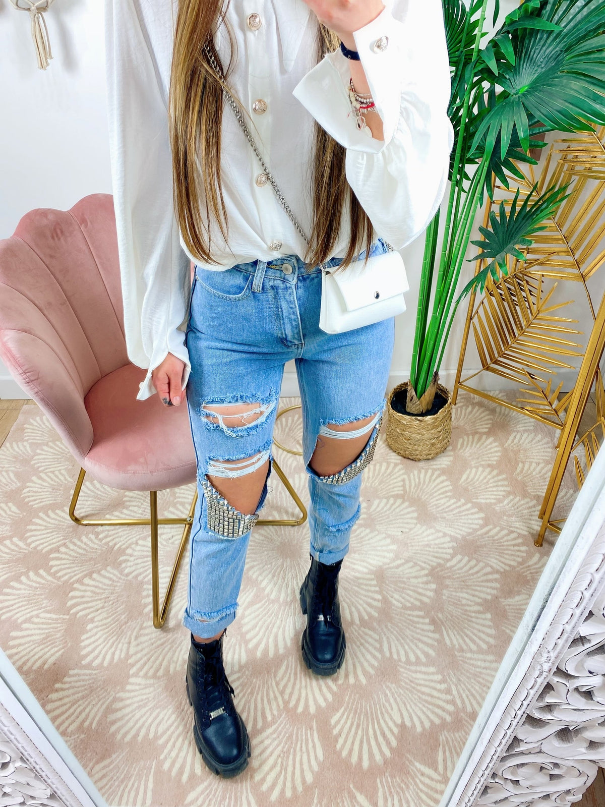 Jeans con strappi e borchie argento