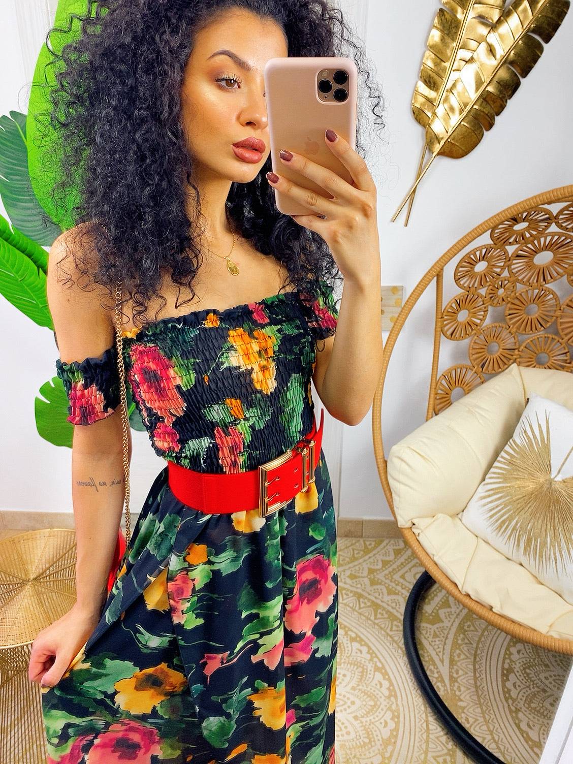 Abito lungo con scollo a barchetta con fiori colorati