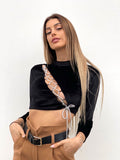 Top nero con stringhe