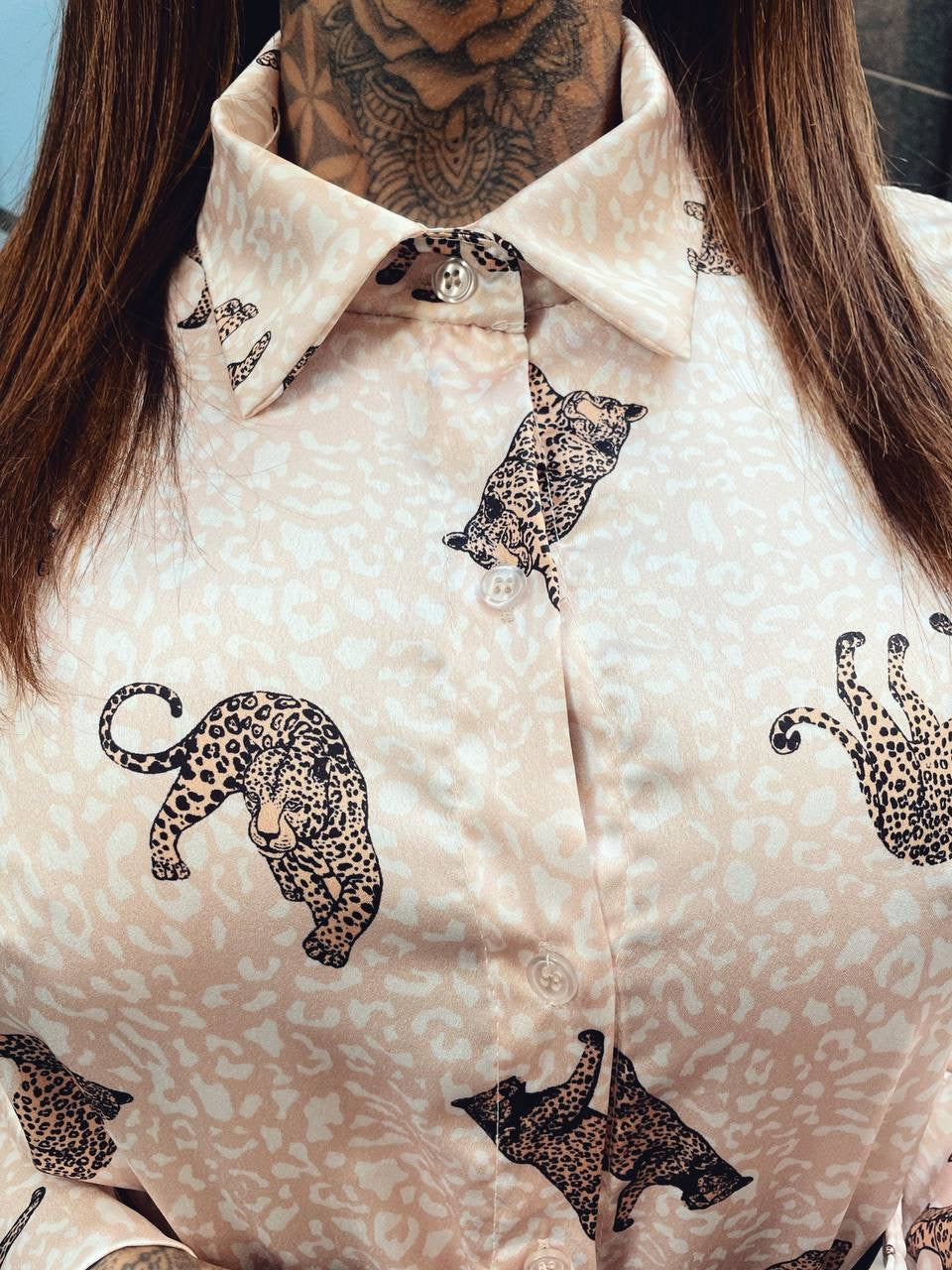 Camicia con stampa animalier beige