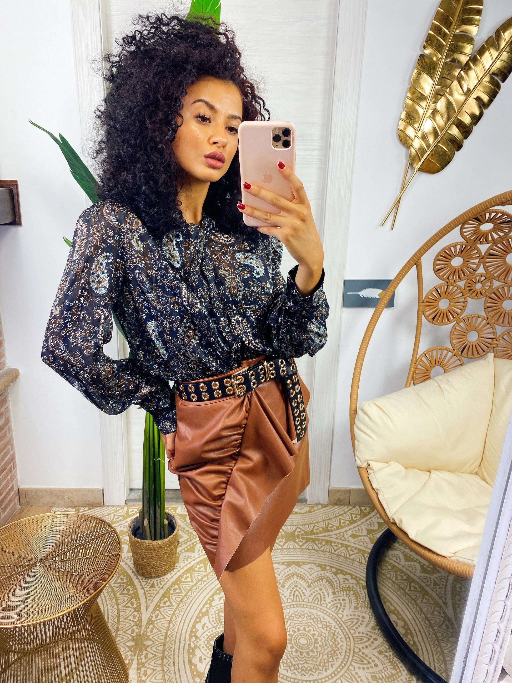 Blusa con ricami nera