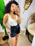 Short in ecopelle con cintura